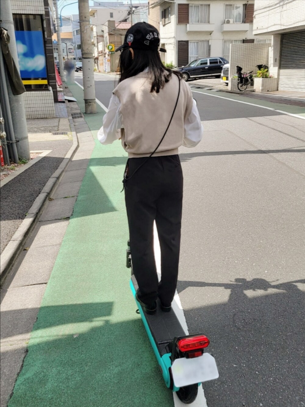 ベージュ系のニット/セーター、ブラック系のその他パンツ、ブラック系のドレスシューズを着用したレディースの春コーディネートの1枚目の写真