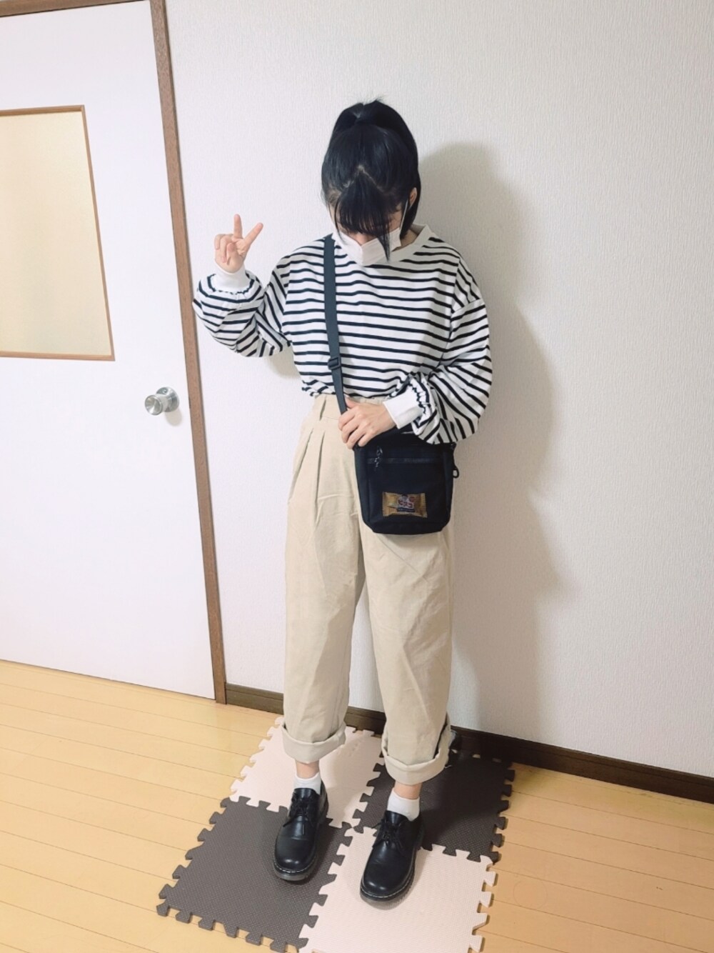 ホワイト系のTシャツ/カットソー、ベージュ系のその他パンツ、ブラック系のローファーを着用したレディースの秋コーディネートの1枚目の写真