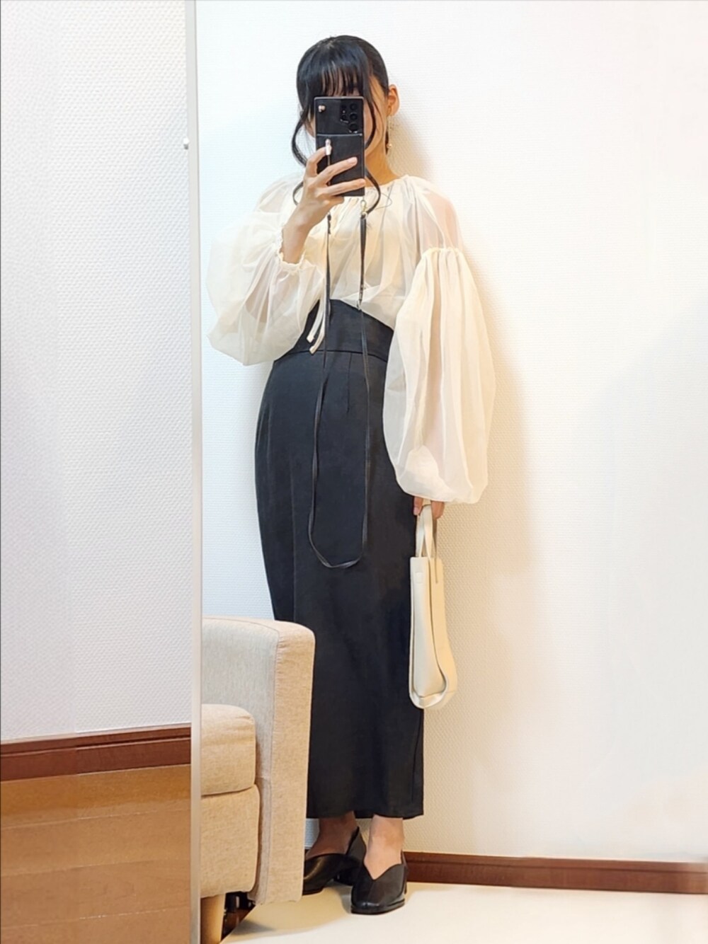 ホワイト系のシャツ/ブラウス、ホワイト系のタンクトップ、ブラック系のパンプスを着用したレディースの冬コーディネートの1枚目の写真