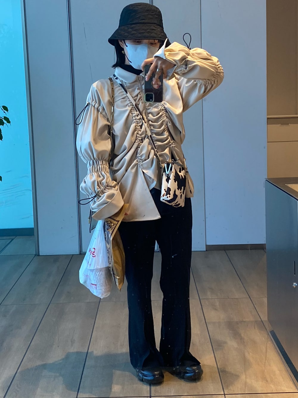 「秋服、お出かけコーデ、オトナカジュアル、シンプルコーデ、ハイネック、モノトーン、おしゃれさんと繋がりたい、AKIKOAOKI、mikio sakabe、キルティング」｜「usedのアイテム（ハット、ブラック系）」を使った、ayanosukeさん（レディース・155cm）の秋コーディネートの1枚目の写真