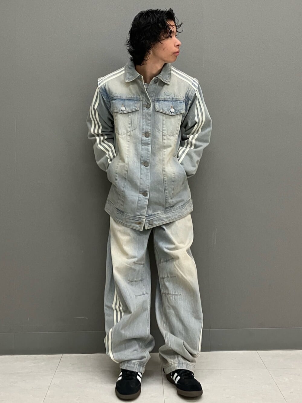 「デニム、デニムジャケット、adidas、アディダス、デニムパンツ、アディダス(adidas)、adidas originals、アディダスオリジナルス、adidasoriginals、アディダスコーデ」｜「adidasのAdilenium シーズン 3 バナナフィット ウォッシュドデニムパンツ / アディダスオリジナルス adidas Originals（デニムパンツ、ブルー系）」を使った、ESさん（メンズ・165cm）の冬コーディネートの1枚目の写真