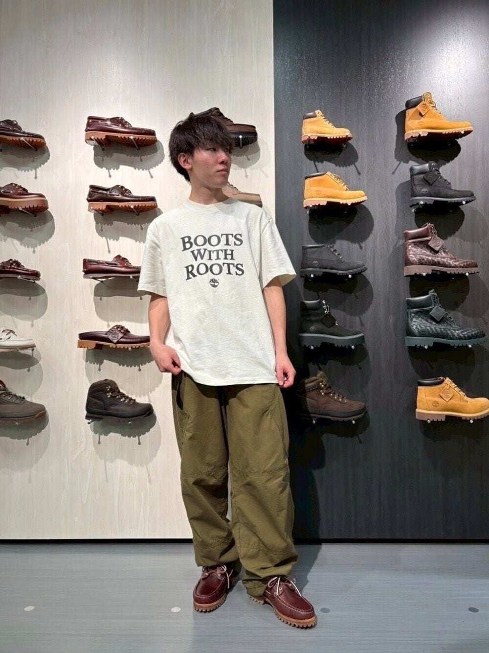 レッド系のモカシン/デッキシューズ、ホワイト系のTシャツ/カットソー、グリーン系のその他パンツを着用したメンズの夏コーディネートの1枚目の写真