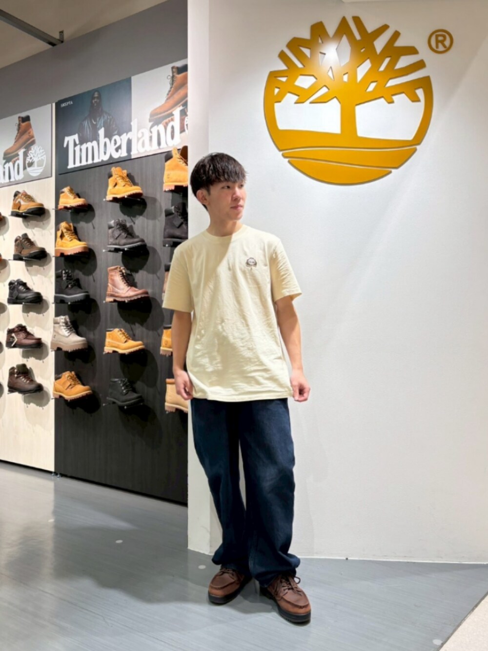 ホワイト系のTシャツ/カットソー、ブルー系のデニムパンツ、ブラウン系のブーツを着用したメンズの秋コーディネートの1枚目の写真