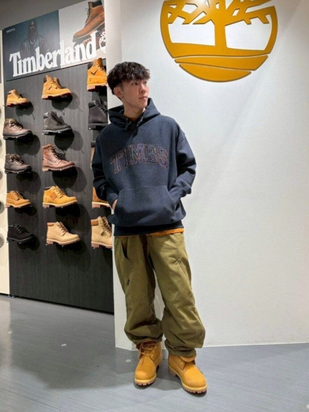 ブルー系のパーカー、グリーン系のその他パンツ、ベージュ系のブーツを着用したメンズの秋コーディネートの1枚目の写真