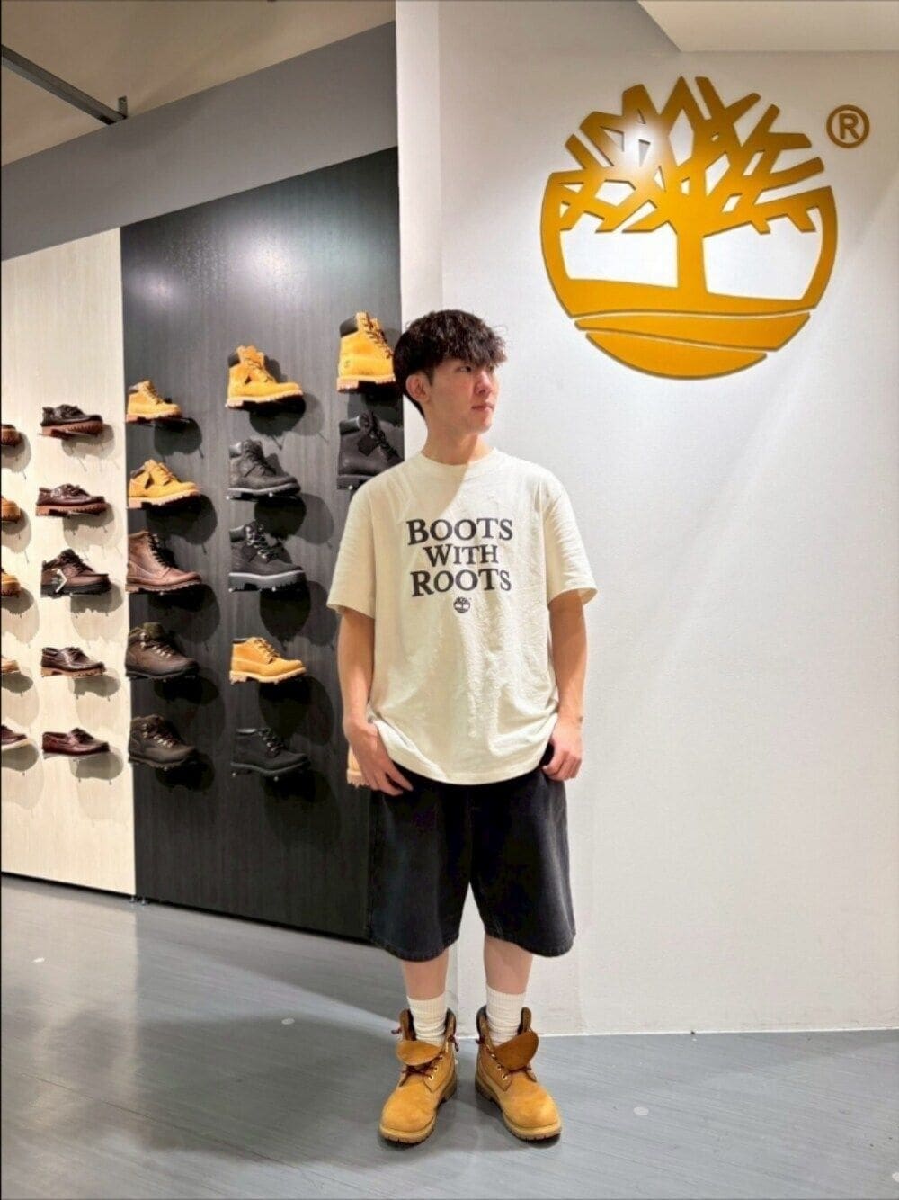 ホワイト系のTシャツ/カットソー、ベージュ系のブーツを着用したメンズの夏コーディネートの1枚目の写真