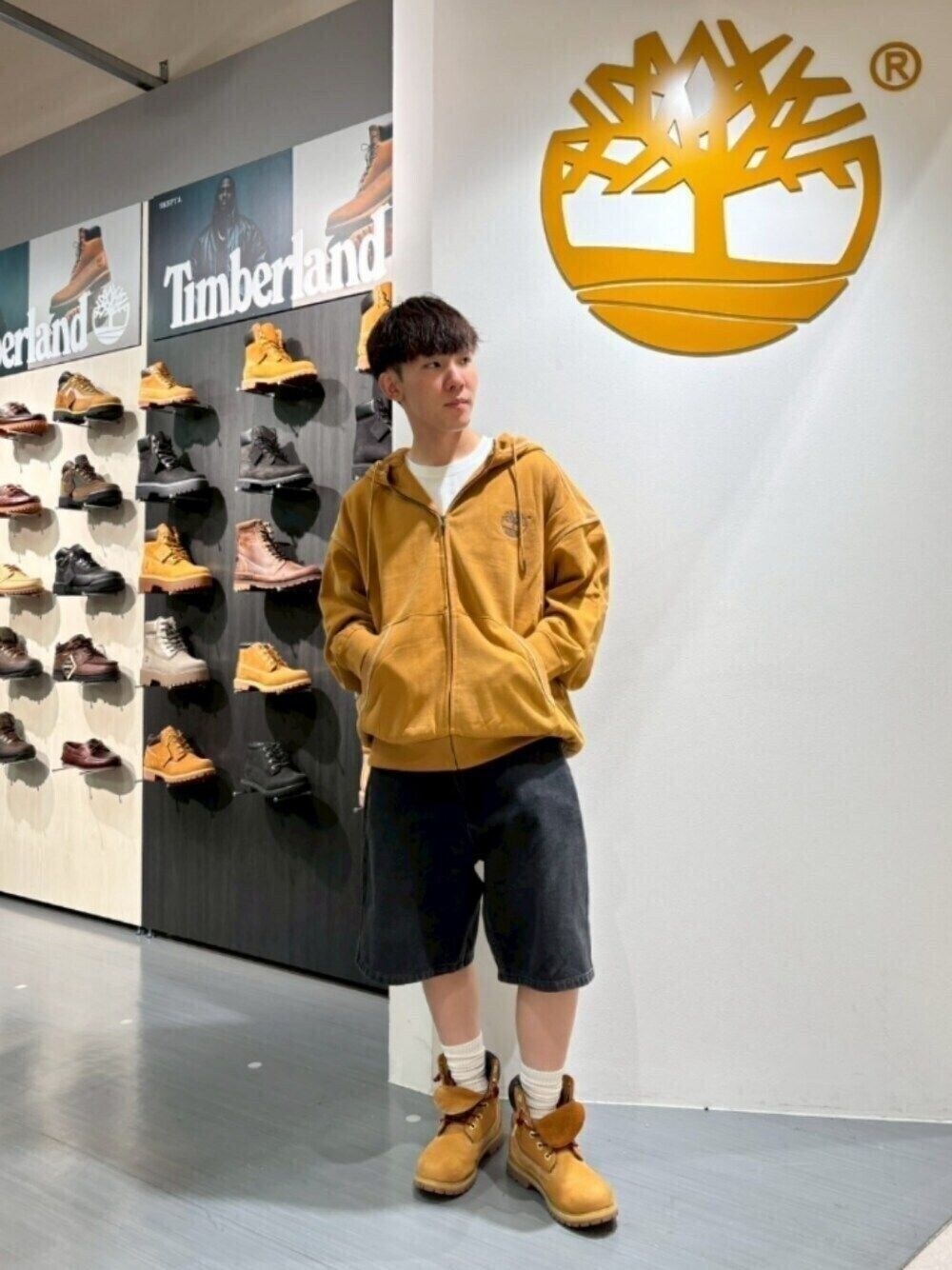 ベージュ系のパーカー、ベージュ系のブーツを着用したメンズの秋コーディネートの1枚目の写真