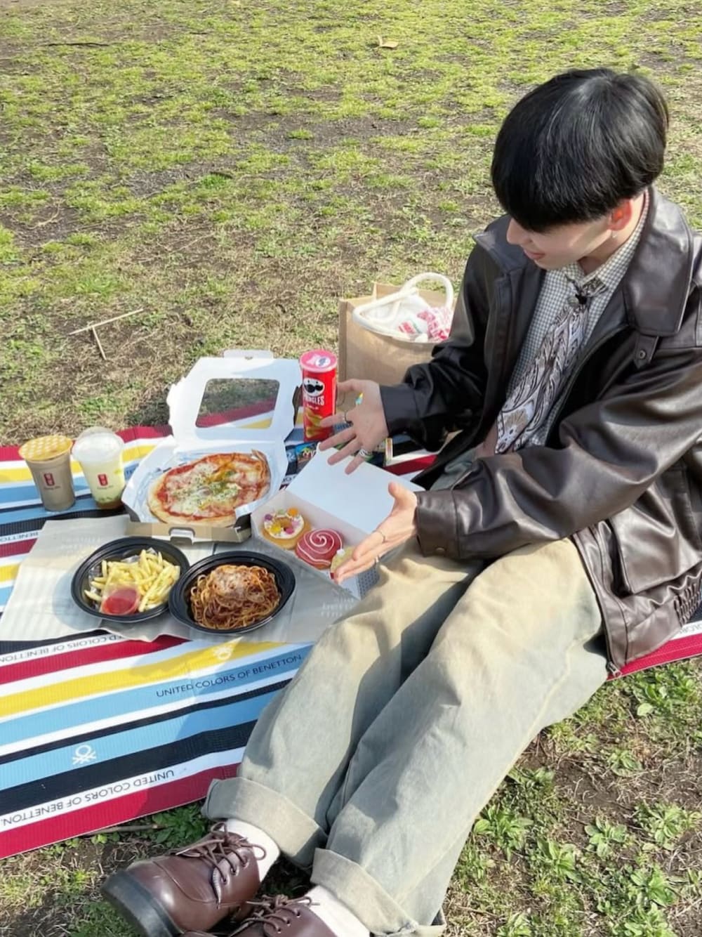 イエロー系のデニムパンツ、ブラウン系のジャケット/アウター、ブラウン系のシューズを着用したメンズの春コーディネートの1枚目の写真