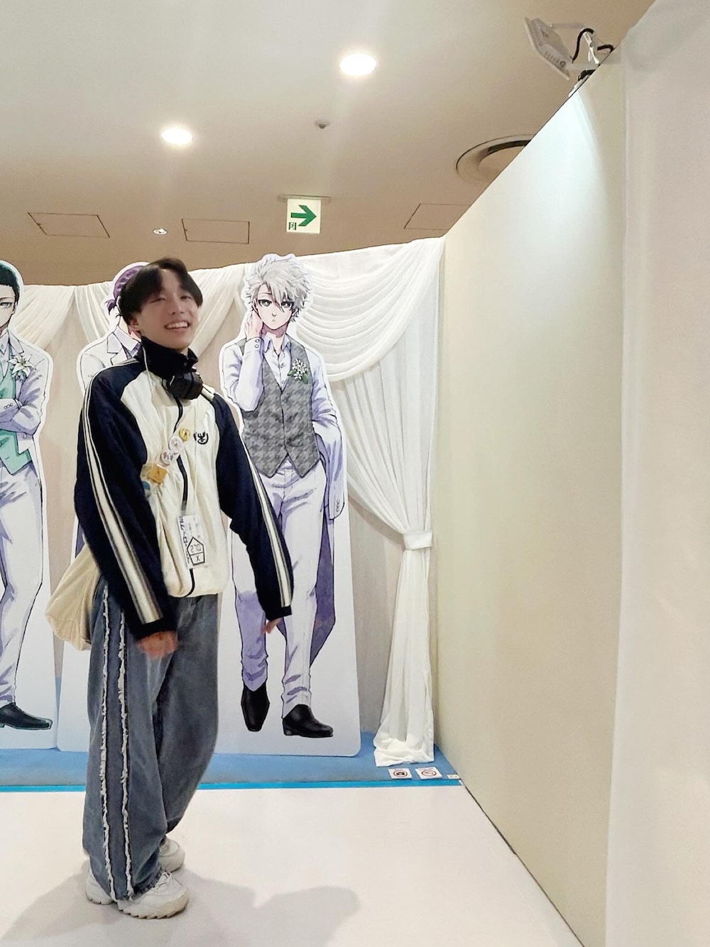 「春めき満開コーデ、ジャケット、春色、ヘッドホン、古着、かわいい、メンズライク、メンズファッション」｜「Javaの【３月中旬再入荷】《Javaジャバコラボ》一味違う、 配色 × フリンジデザイン。 綿100% サイド フリンジ ワイドルーズ オーバーサイズ デニムパンツ（デニムパンツ、ブラック系）」を使った、ph924さん（骨格ストレート・メンズ・168cm）の春コーディネートの1枚目の写真