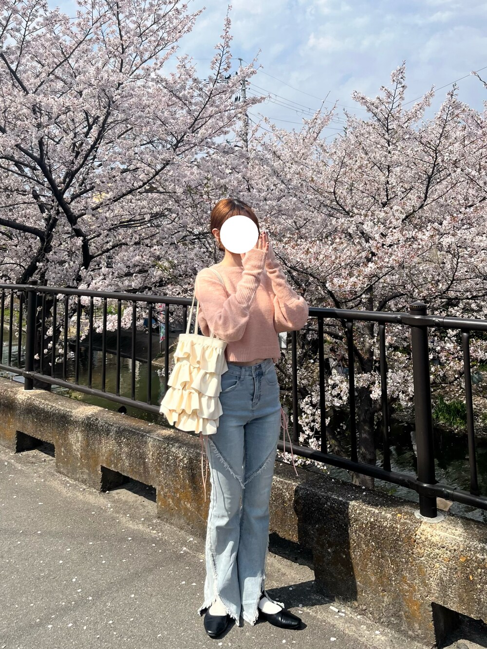 「春めき満開コーデ、春コーデ、ピンクコーデ、プチプラコーデ、GRL、shein、デニムパンツ、カジュアルコーデ、お花見コーデ、ootd、デニムコーデ、韓国ファッション、淡色女子、淡色コーデ」｜「GRLのアイテム（デニムパンツ、ブルー系）」を使った、3boさん（レディース・158cm）の春コーディネートの1枚目の写真
