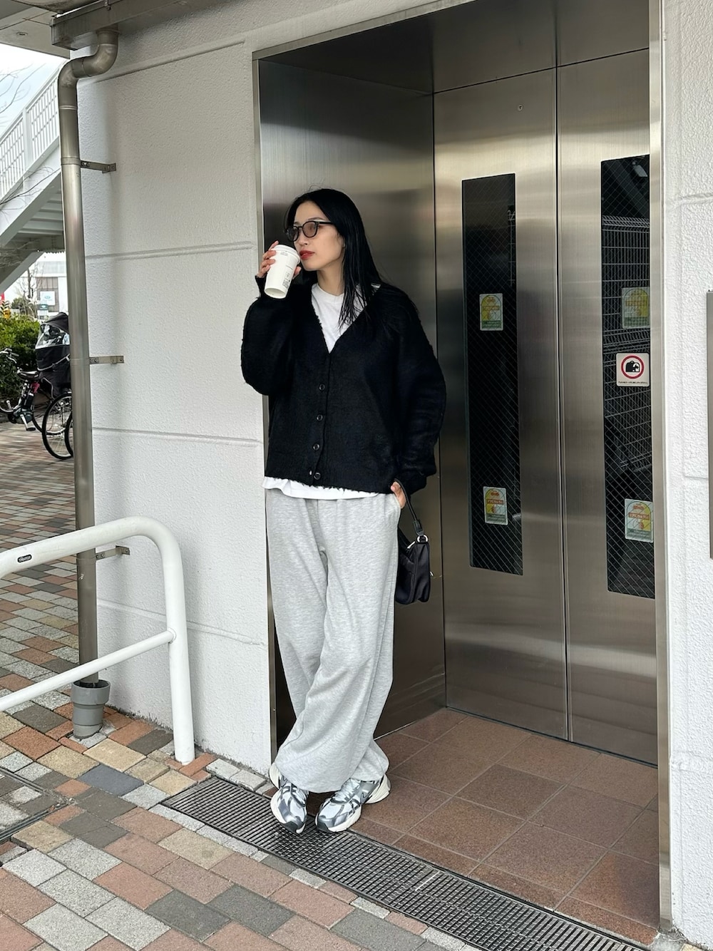 「真冬のあったかスタイル、休日スタイル、大人コーデ、パンツコーデ、シンプルスタイル、スウェットパンツ」｜「COLONY 2139のヘビーウェイトスウェットワイドパンツ（スウェットパンツ、グレー系）」を使った、MISAKIさん（レディース・174cm）の冬コーディネートの1枚目の写真