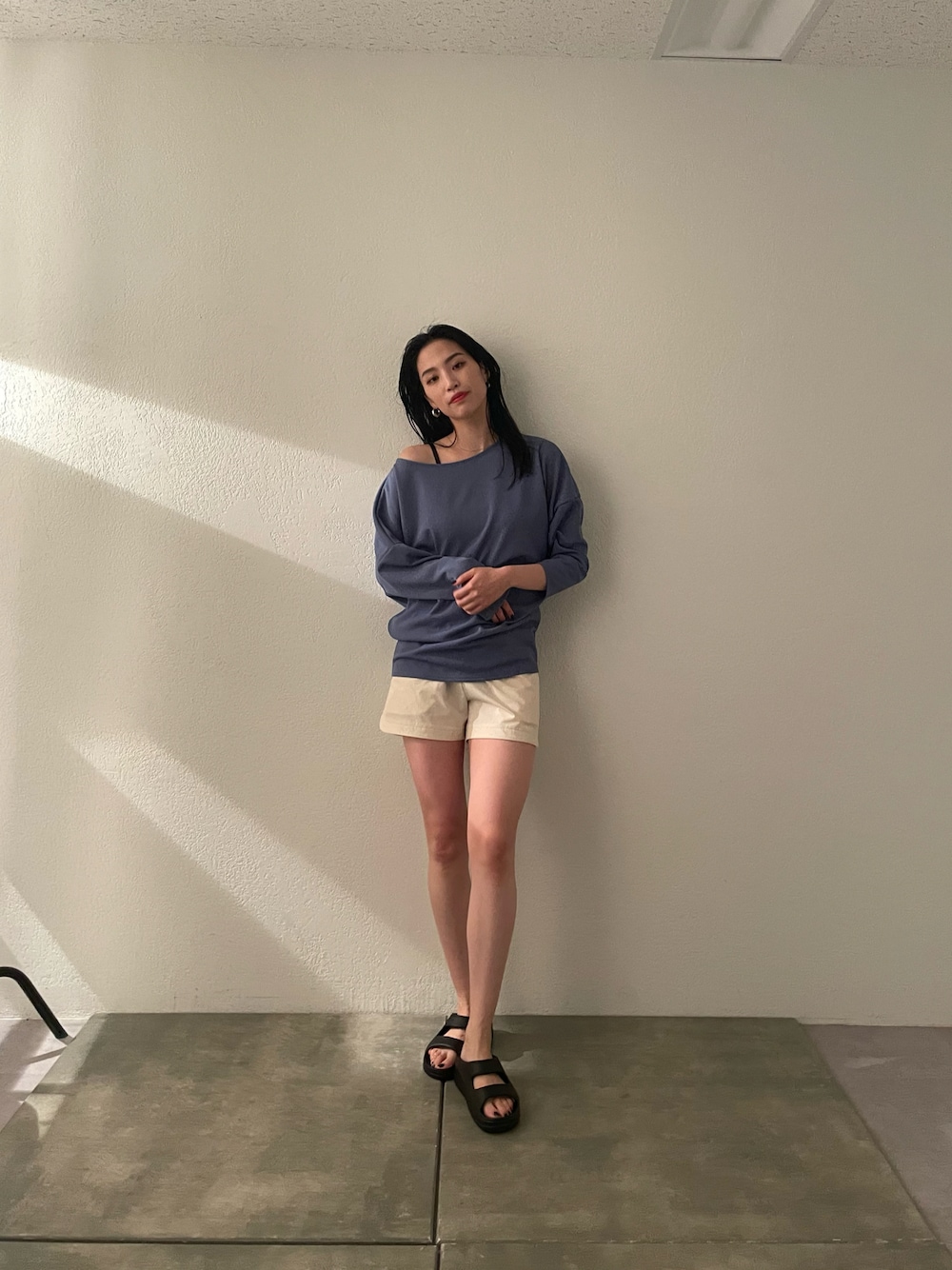 「水着コーデ、ラッシュガード、日焼け対策、スイムウェア、骨格ストレート、黒髪女子、黒髪ミディアム」｜「COLONY 2139の厚底EVAサンダル（サンダル、ブラック系）」を使った、MISAKIさん（レディース・174cm）の春コーディネートの1枚目の写真