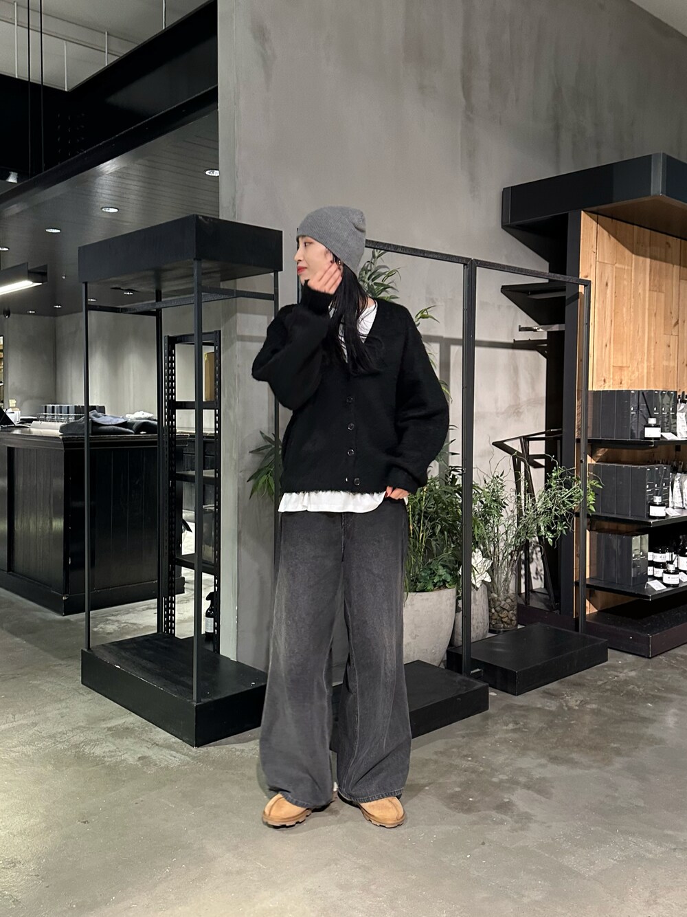 「冬コーデ、カジュアルスタイル、韓国ファッション、ワイドデニム、ビーニー、ニット帽」｜「COLONY 2139のモヘアタッチカーディガン（カーディガン/ボレロ、ブラック系）」を使った、MISAKIさん（レディース・174cm）の冬コーディネートの1枚目の写真