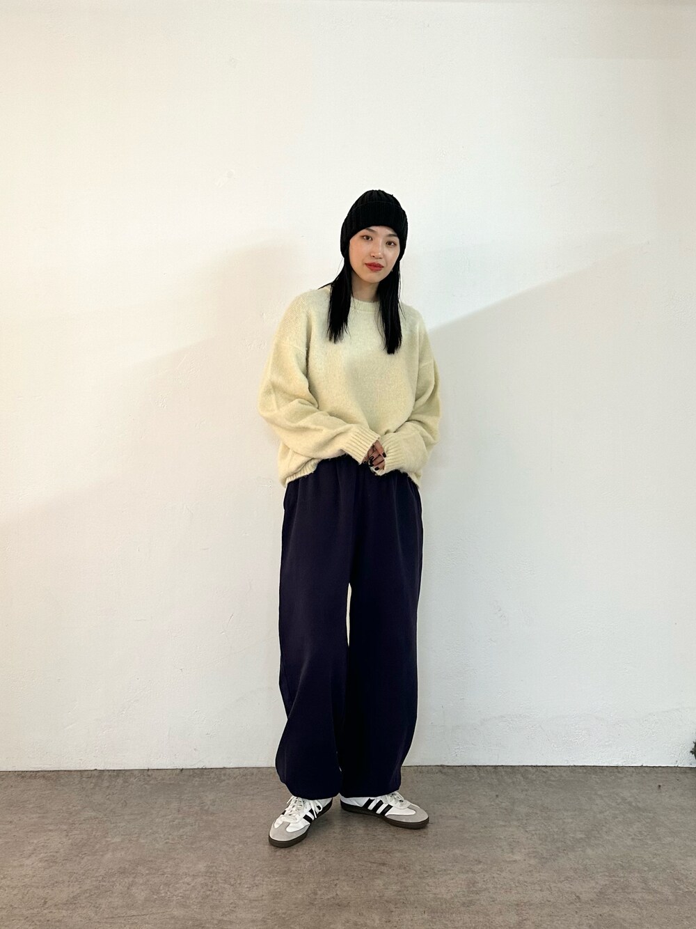 「スニーカーコーデ、スウェット、スウェットパンツ、ラフスタイル、ゆるコーデ、メンズアイテム」｜「COLONY 2139のモヘアライクシャギーニット（ニット/セーター、ホワイト系）」を使った、MISAKIさん（レディース・174cm）の冬コーディネートの1枚目の写真