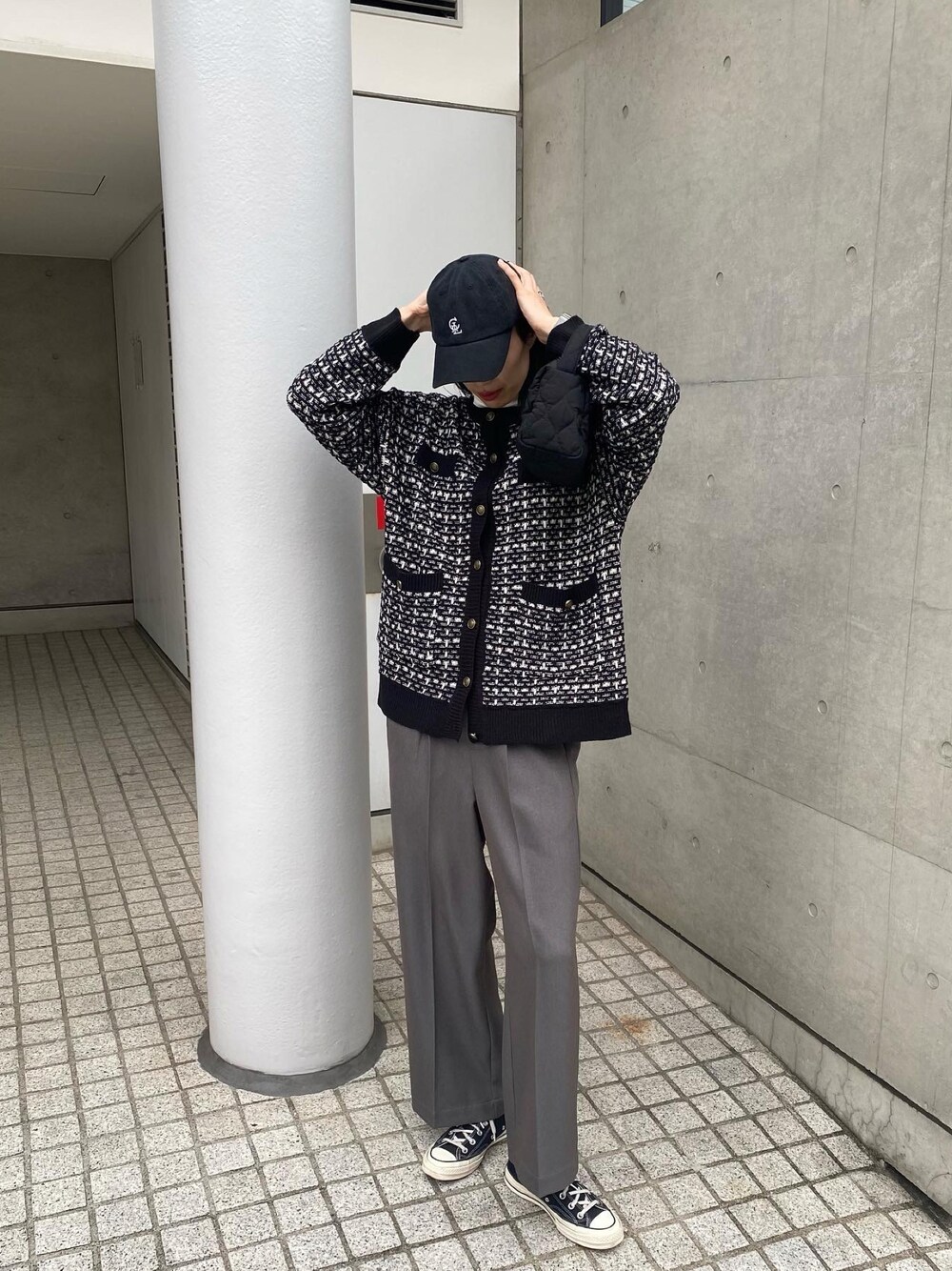 「大人カジュアル、休日コーデ、秋コーデ、ツイードカーディガン、韓国っぽ、カジュアルコーディネート、キルティングバッグ、グレーパンツ、トレンドコーデ、コロニー2139、インスタやってます、いいね、save、フォローお願いします🤑、高身長女子」｜「Chuck Taylorのアイテム（スニーカー、ブラック系）」を使った、MISAKIさん（レディース・174cm）の秋コーディネートの1枚目の写真