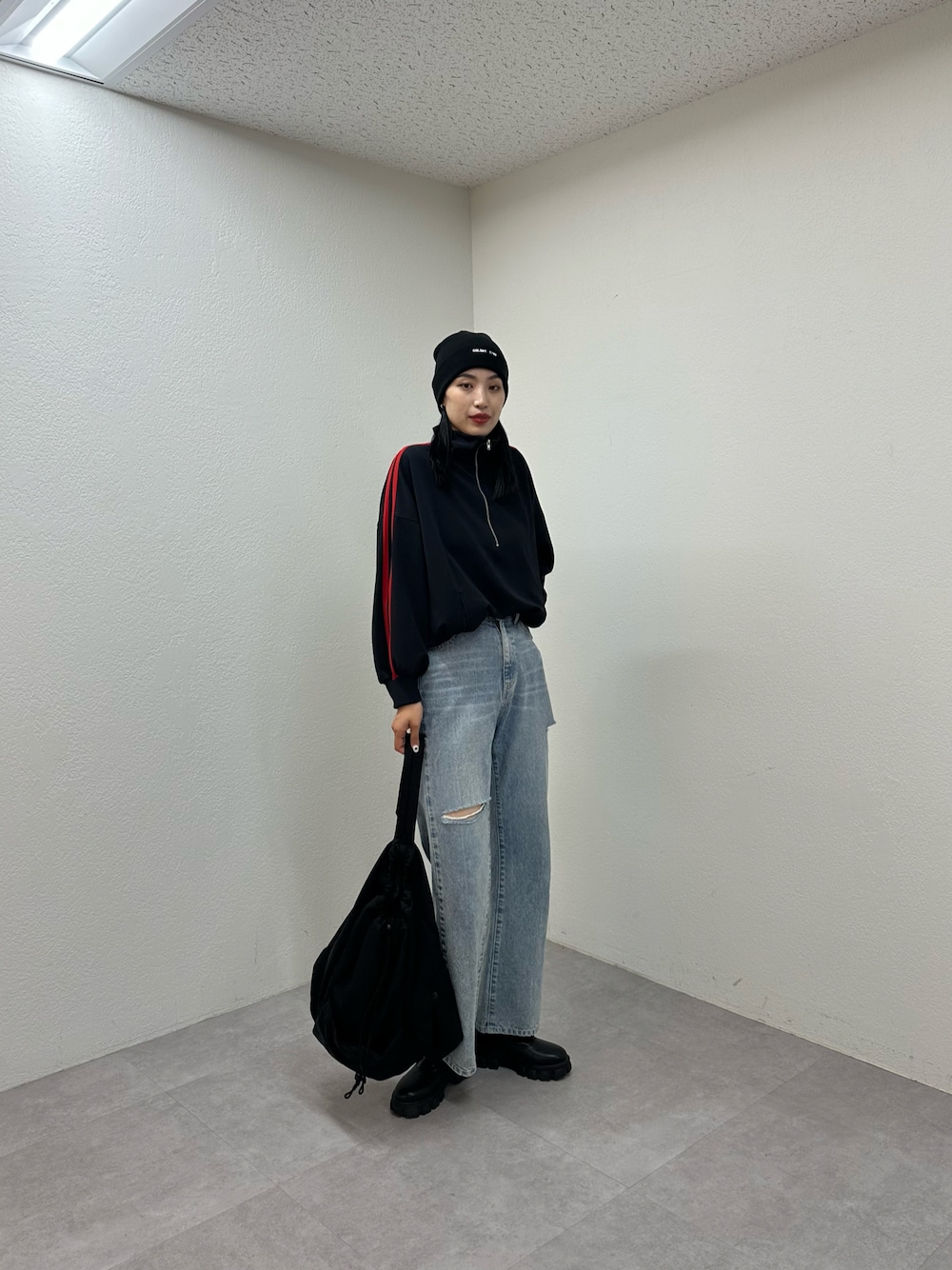 「スポーツミックス、デニム、サイドゴアブーツ、ショルダーバッグ、ダメージデニムパンツ、ニット帽」｜「COLONY 2139のナイロンワンショルダーバッグ（ショルダーバッグ、ブラック系）」を使った、MISAKIさん（レディース・174cm）の夏コーディネートの1枚目の写真