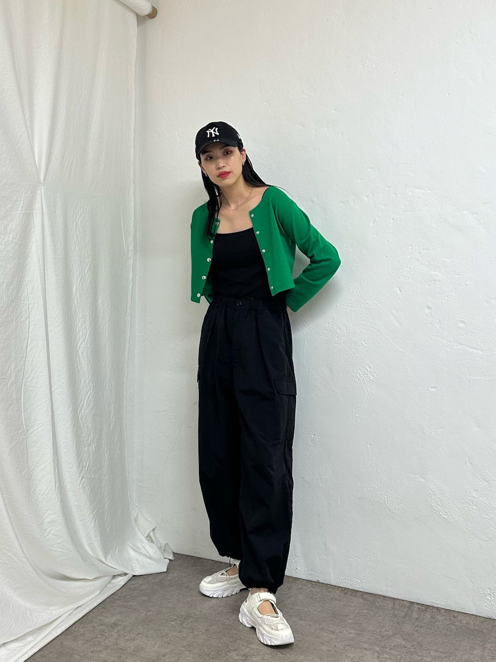 「ストリート系、韓国ストリート、短丈、グリーン×ブラック、カーゴパンツコーデ、メッシュスニーカー、キャップ女子、キャップコーデ」｜「COLONY 2139の【2WAY】ライトダンボールドットボタンクロップトカーディガン（カーディガン/ボレロ、グリーン系）」を使った、MISAKIさん（レディース・174cm）の春コーディネートの1枚目の写真