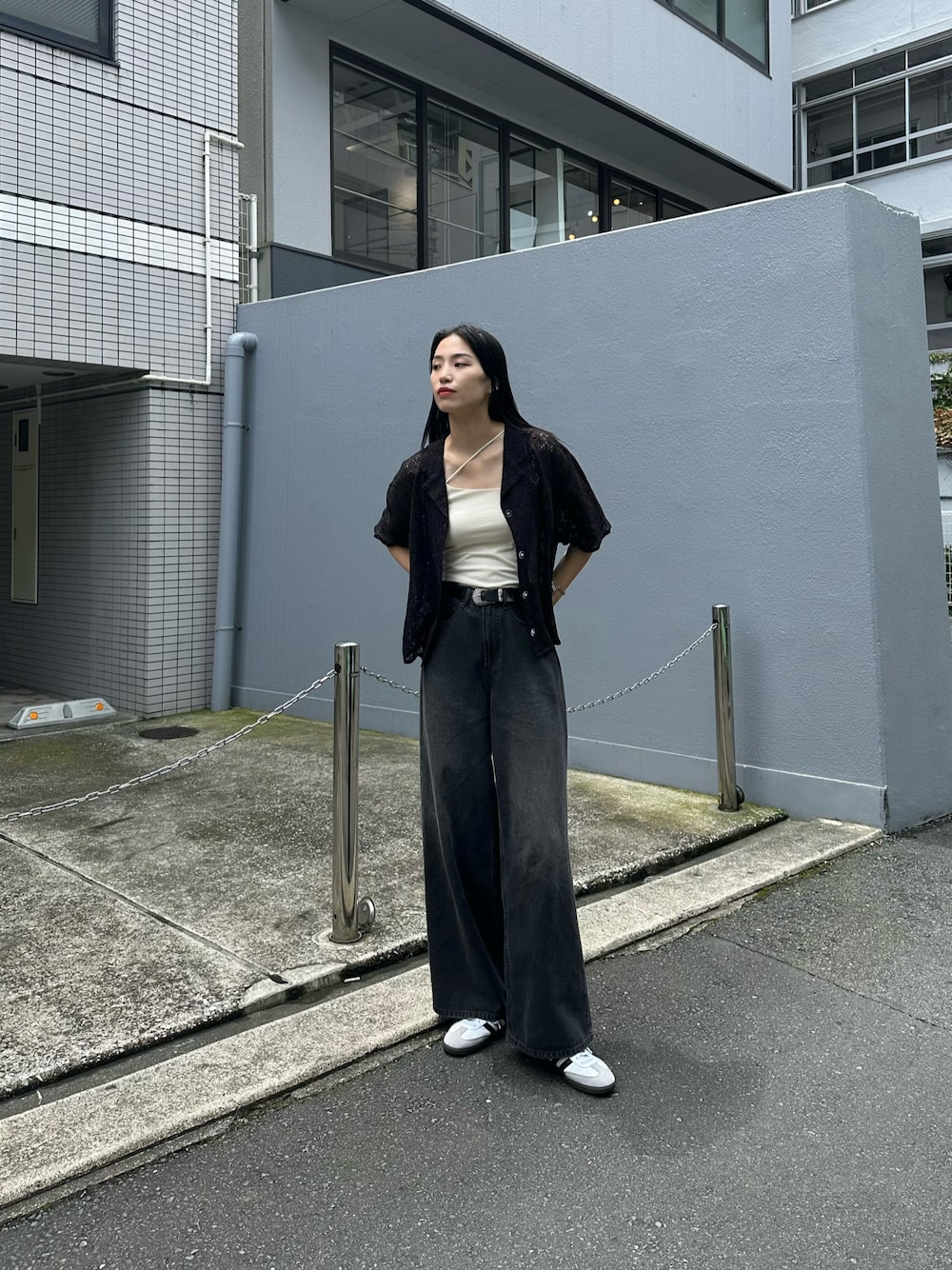 「透かし柄、柄シャツ、レースシャツ、オールブラック、ワイドデニム、プチプラコーデ」｜「COLONY 2139のワイドストレートデニム（デニムパンツ、ブラック系）」を使った、MISAKIさん（レディース・174cm）の夏コーディネートの1枚目の写真