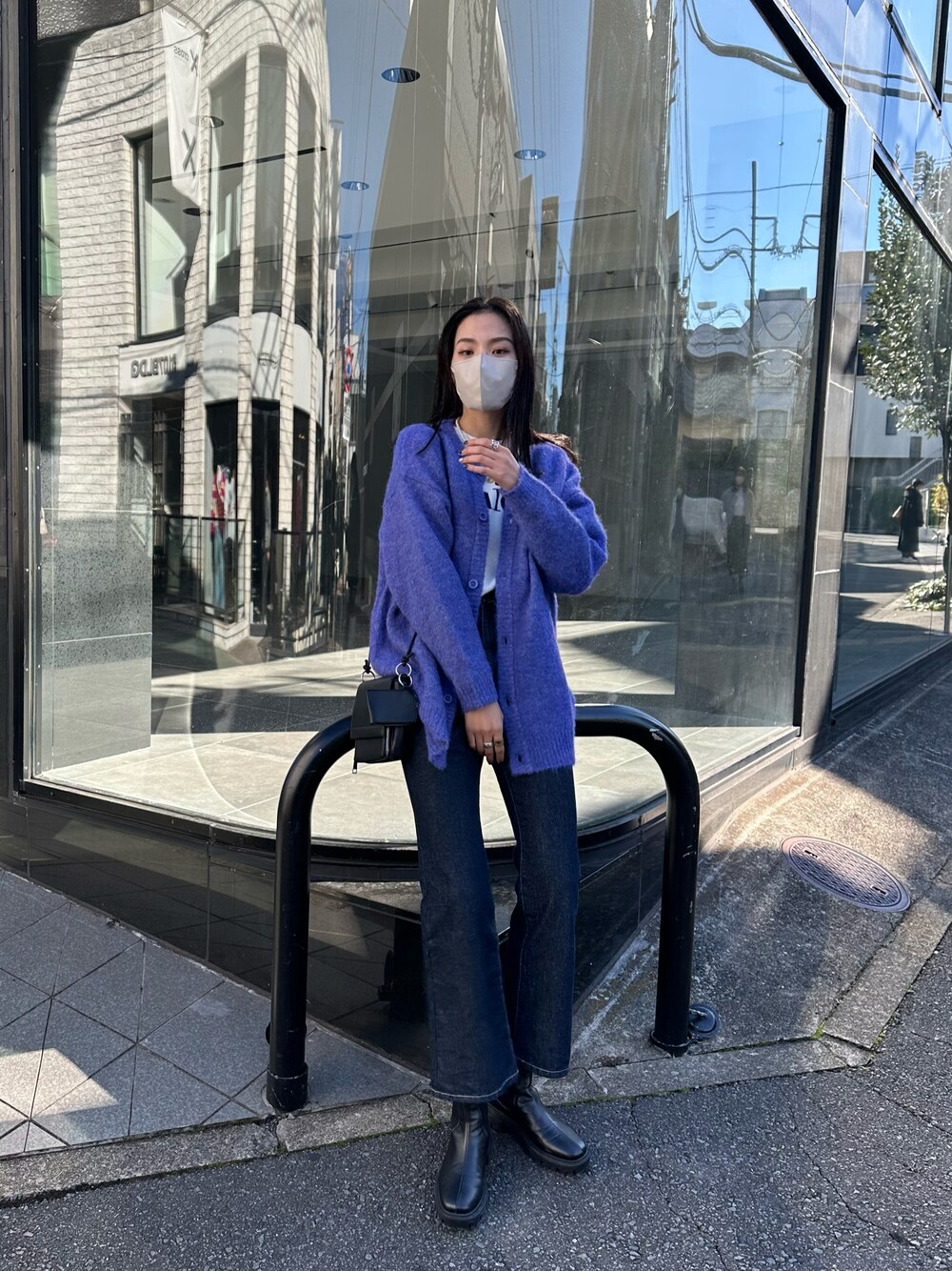 「モヘアカーディガン、カーディガンコーデ、デニムコーデ、デニムコーディネート、ロゴニット、紫、黒髪ミディアム、カラーコーデ」｜「COLONY 2139のモヘアタッチクルーネックカーディガン（カーディガン/ボレロ、パープル系）」を使った、MISAKIさん（レディース・174cm）の冬コーディネートの1枚目の写真
