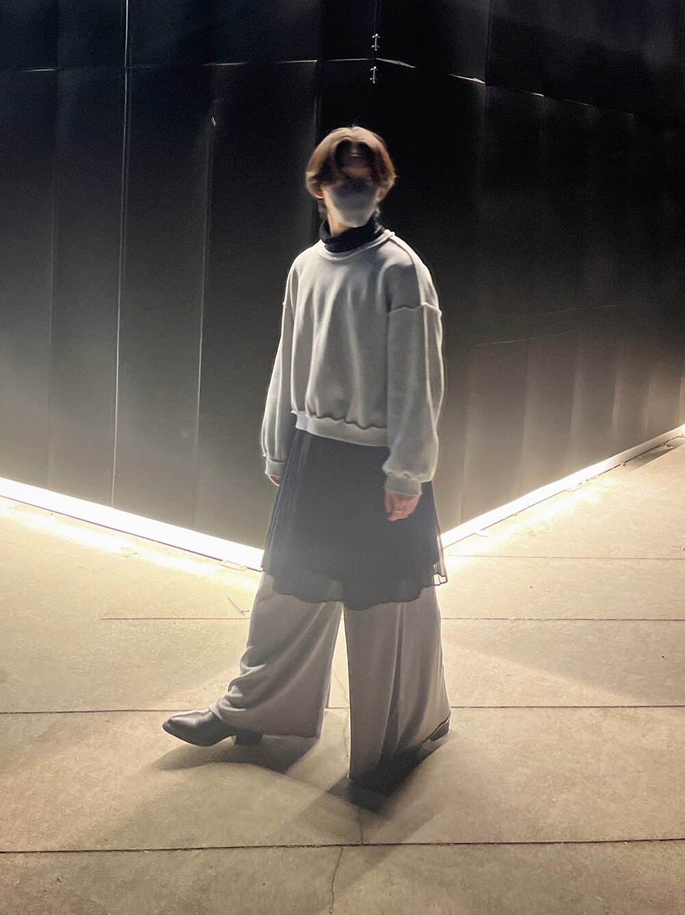「春のおしゃ見えテクニック、シンプルスタイル、スウェット、ワイドパンツ、春服みてみて、春コーデ、お出かけコーデ、おでかけコーデ、休日スタイル、プチプラ、デートコーデ、レイヤードスタイル、ブーツ、フレアパンツ、ビッグシルエット」｜「UNIQLOのエクストラファインメリノタートルネックセーター（長袖）（ニット/セーター、ブラック系）」を使った、はると / プチプラ×差別化・一癖さん（メンズ・166cm）の春コーディネートの1枚目の写真