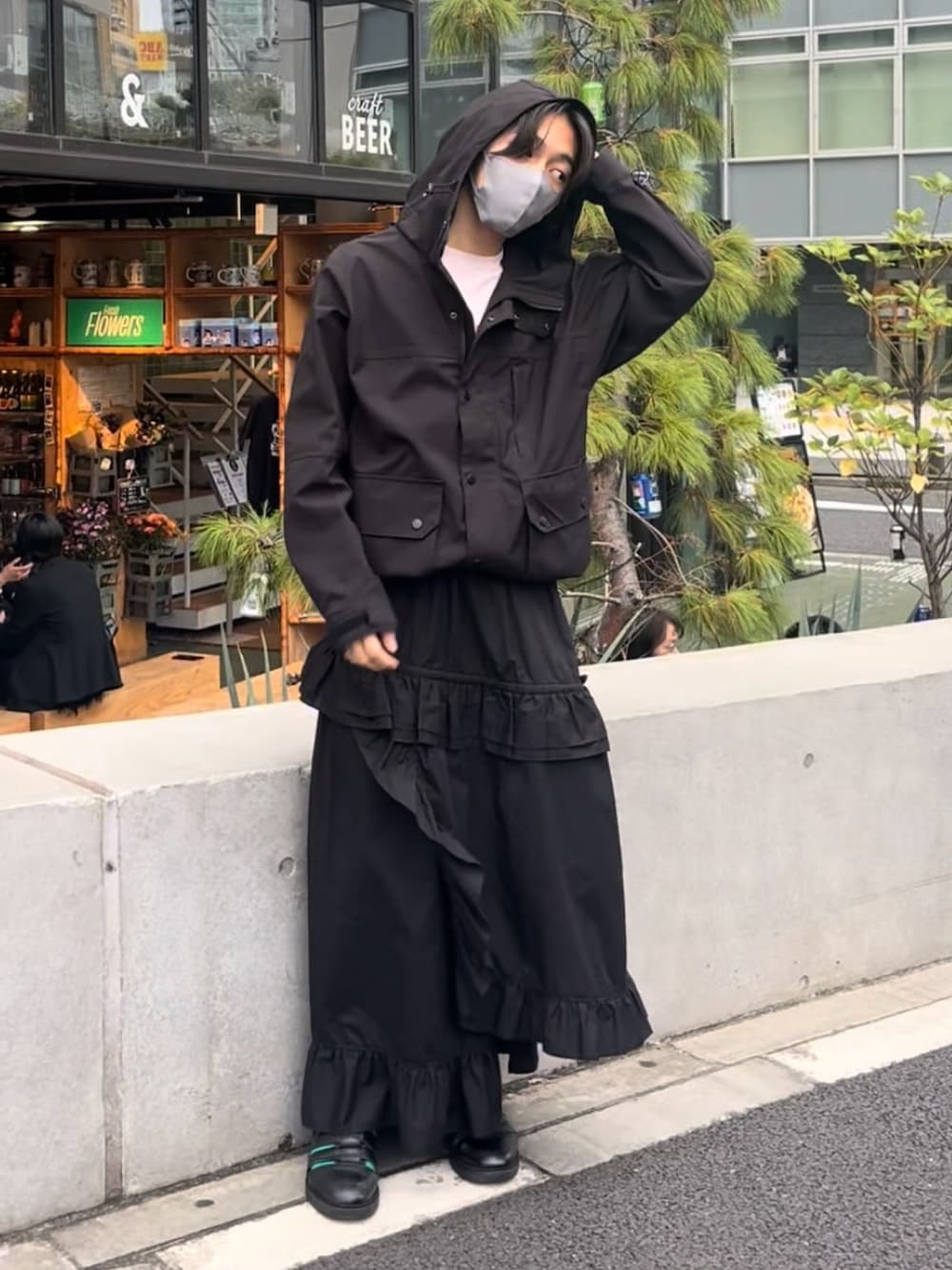「冬コーデ、クリスマスに着たい服、マイベストコーデ2024、休日スタイル、差し色コーデ、スポーツミックス、ガーリー、ブラックコーデ、レイヤードスタイル、キレイめモード、お出かけコーデ、デートコーデ、プチプラ、マウンテンパーカー、フリルスカート」｜「UNIQLOのアイテム（Tシャツ/カットソー、ピンク系）」を使った、はると / プチプラ×差別化・一癖さん（メンズ・166cm）の冬コーディネートの1枚目の写真