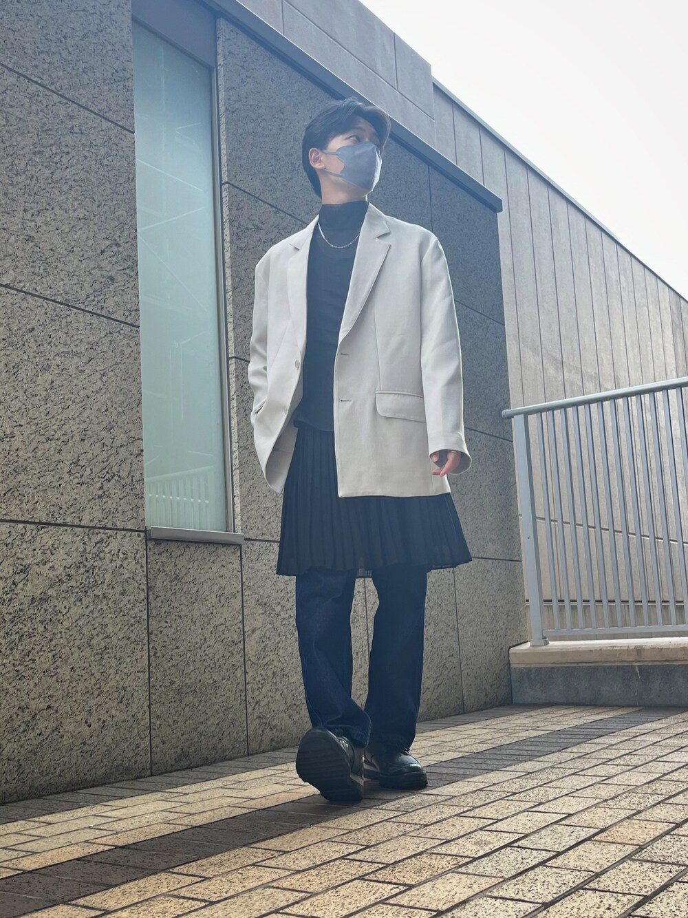 「秋服まるっと大公開、秋コーデ、お洒落さんとつながりたい、レイヤードスタイル、キレイめ、モード、差別化、ジャケット、ジャケットスタイル、メッシュ、タンクトップ、デニム、デニムパンツ、革靴、ootd」｜「LIDNMのOVERSIZED TAILORED JACKET（テーラードジャケット、ホワイト系）」を使った、はると / プチプラ×差別化・一癖さん（メンズ・166cm）の秋コーディネートの1枚目の写真