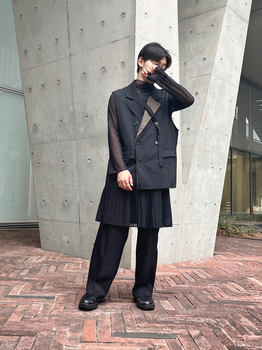 「秋服まるっと大公開、秋コーデ、シンプルスタイル、レイヤードスタイル、ベスト、メッシュ、スカート、スラックス、革靴、差別化、ブラック、ワントーンコーデ、キレイめ、モード、WEARyouthコーデ」｜「UNIQLOのアイテム（Tシャツ/カットソー、ブラック系）」を使った、はると / プチプラ×差別化・一癖さん（メンズ・166cm）の秋コーディネートの1枚目の写真
