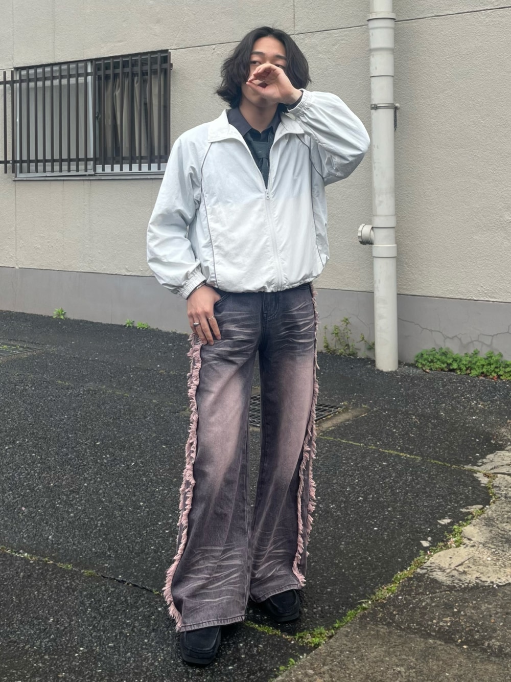 「最近のいい感じコーデ、大人カジュアル、おでかけコーデ、デートコーデ、メンズファッション、キレイめモード、春コーデ、トラックジャケット、シャツスタイル、ネクタイ、デニムパンツ、革靴、ピンク、スポーツミックス、休日スタイル」｜「WYM LIDNMのTENCEL RELAX WIDE SHIRT（シャツ/ブラウス、グレー系）」を使った、はると / プチプラ×差別化・一癖さん（骨格ナチュラル・メンズ・166cm）の春コーディネートの1枚目の写真
