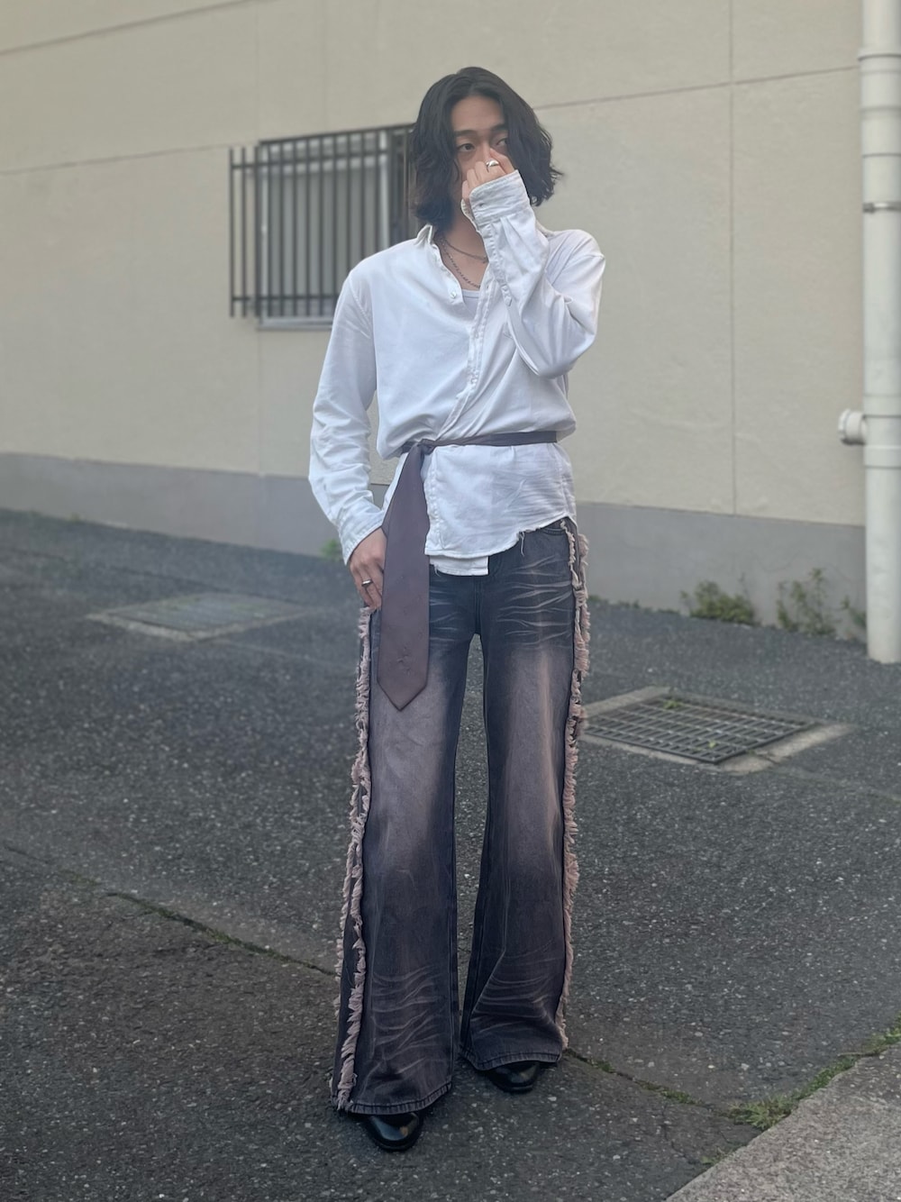 「最近のいい感じコーデ、大人カジュアル、おでかけコーデ、デートコーデ、メンズファッション、レイヤードスタイル、キレイめモード、古着MIX、シャツスタイル、ネクタイ、デニムパンツ、春コーデ、春色、革靴、シルバーアクセサリー」｜「PLAN Toのファッションインフルエンサー しの  - Surgical Stainless Chain Necklace / サージカルステンレスチェーンネックレス　made in INTER FACTORY（ネックレス、シルバー系）」を使った、はると / プチプラ×差別化・一癖さん（骨格ナチュラル・メンズ・166cm）の春コーディネートの1枚目の写真