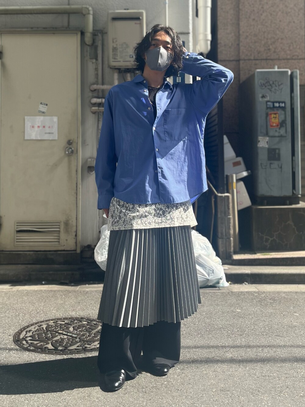 「春コーデ、メンズファッション、おでかけコーデ、デートコーデ、キレイめモード、レイヤードスタイル、プチプラ、シャツスタイル、青シャツ、ラップスカート、プリーツスカート、スウェットパンツ、シアートップス、革靴、ロンT」｜「WYM LIDNMのTENCEL RELAX WIDE SHIRT（シャツ/ブラウス、ブルー系）」を使った、はると / プチプラ×差別化・一癖さん（メンズ・166cm）の春コーディネートの1枚目の写真