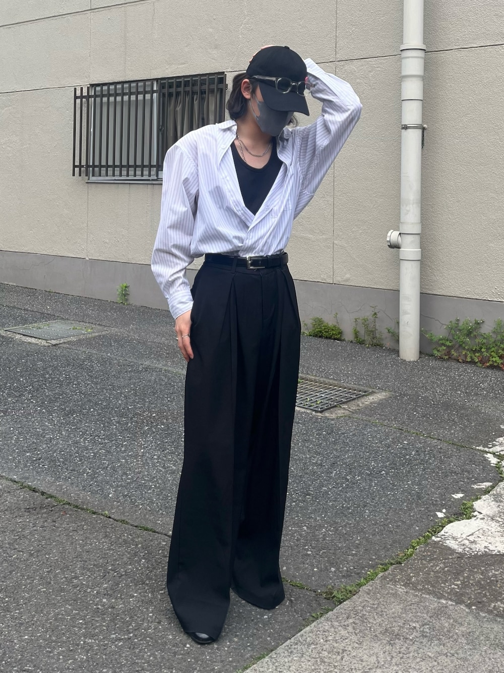 「サングラス、レイヤードスタイル、ワイドパンツ、韓国ファッション、おでかけコーデ、デートコーデ、メンズファッション、キレイめモード、キャップ、ストライプシャツ、タンクトップ、スラックス、革靴、シルバーアクセサリー、モノトーン」｜「GUのアイテム（キャップ、ブラック系）」を使った、はると / プチプラ×差別化・一癖さん（骨格ナチュラル・メンズ・166cm）の春コーディネートの1枚目の写真