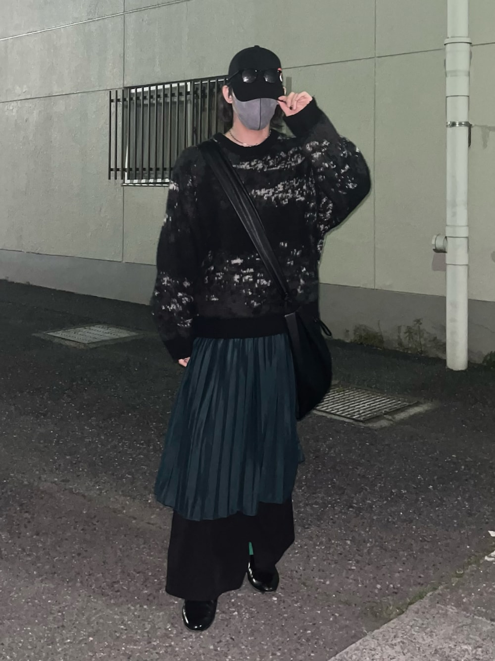 「最近のいい感じコーデ、ショルダーバッグ、古着MIX、おでかけコーデ、デートコーデ、メンズファッション、レイヤードスタイル、キレイめモード、サングラス、キャップ、ニット、プリーツスカート、スラックス、革靴、シルバーアクセサリー」｜「MAISON SPECIALの【WEB限定】《ユニセックスアイテム》シェイプフレームボストンサングラス【MAISON SPECIAL/メゾンスペシャル】（サングラス、ブラック系）」を使った、はると / プチプラ×差別化・一癖さん（骨格ナチュラル・メンズ・166cm）の春コーディネートの1枚目の写真