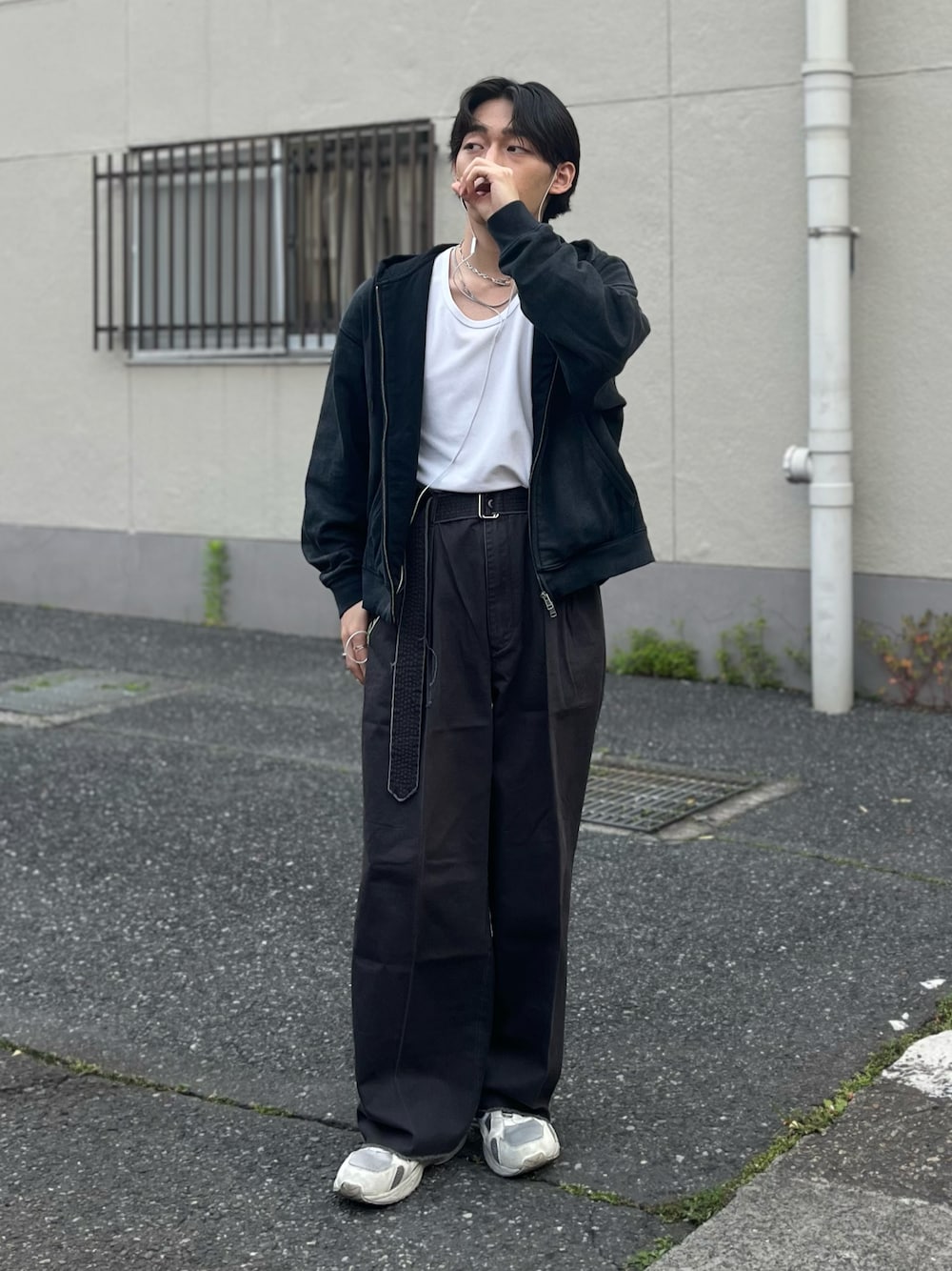 「モノトーン、雨の日コーデ、おでかけコーデ、デートコーデ、メンズファッション、キレイめモード、休日スタイル、ジップパーカー、タンクトップ、スラックス、ワイドパンツ、スニーカー、シルバーアクセサリー、オトナカジュアル、パーカー」｜「PLAN Toのファッションインフルエンサー しの  - Surgical Stainless Chain Necklace / サージカルステンレスチェーンネックレス　made in INTER FACTORY（ネックレス、シルバー系）」を使った、はると / プチプラ×差別化・一癖さん（骨格ナチュラル・メンズ・166cm）の夏コーディネートの1枚目の写真