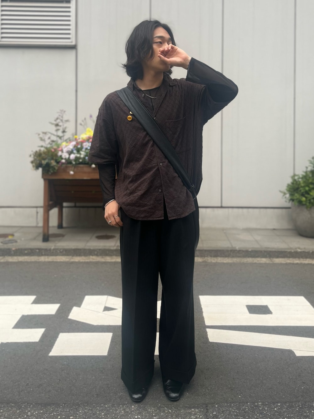 「最近のいい感じコーデ、レイヤードスタイル、古着MIX、韓国ファッション、メンズファッション、おでかけコーデ、デートコーデ、キレイめモード、ショルダーバッグ、シャツスタイル、シアートップス、スラックス、革靴、オールブラック、春コーデ」｜「PLAN Toのファッションインフルエンサー しの  - Surgical Stainless Chain Necklace / サージカルステンレスチェーンネックレス　made in INTER FACTORY（ネックレス、シルバー系）」を使った、はると / プチプラ×差別化・一癖さん（骨格ナチュラル・メンズ・166cm）の春コーディネートの1枚目の写真