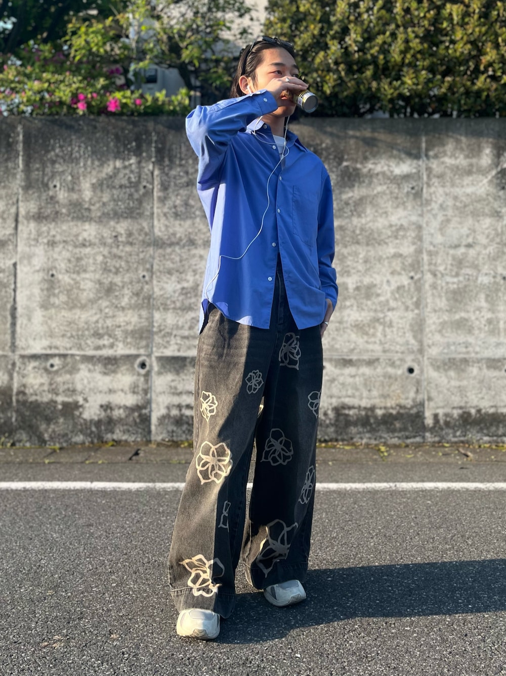 「最近のいい感じコーデ、レイヤードスタイル、サングラス、ワイドパンツ、韓国ファッション、おでかけコーデ、デートコーデ、メンズファッション、春コーデ、キレイめモード、シャツスタイル、デニムパンツ、スニーカー、春夏コーデ、フラワープリント」｜「MAISON SPECIALの【WEB限定】《ユニセックスアイテム》シェイプフレームボストンサングラス【MAISON SPECIAL/メゾンスペシャル】（サングラス、ブラック系）」を使った、はると / プチプラ×差別化・一癖さん（骨格ナチュラル・メンズ・166cm）の春コーディネートの1枚目の写真