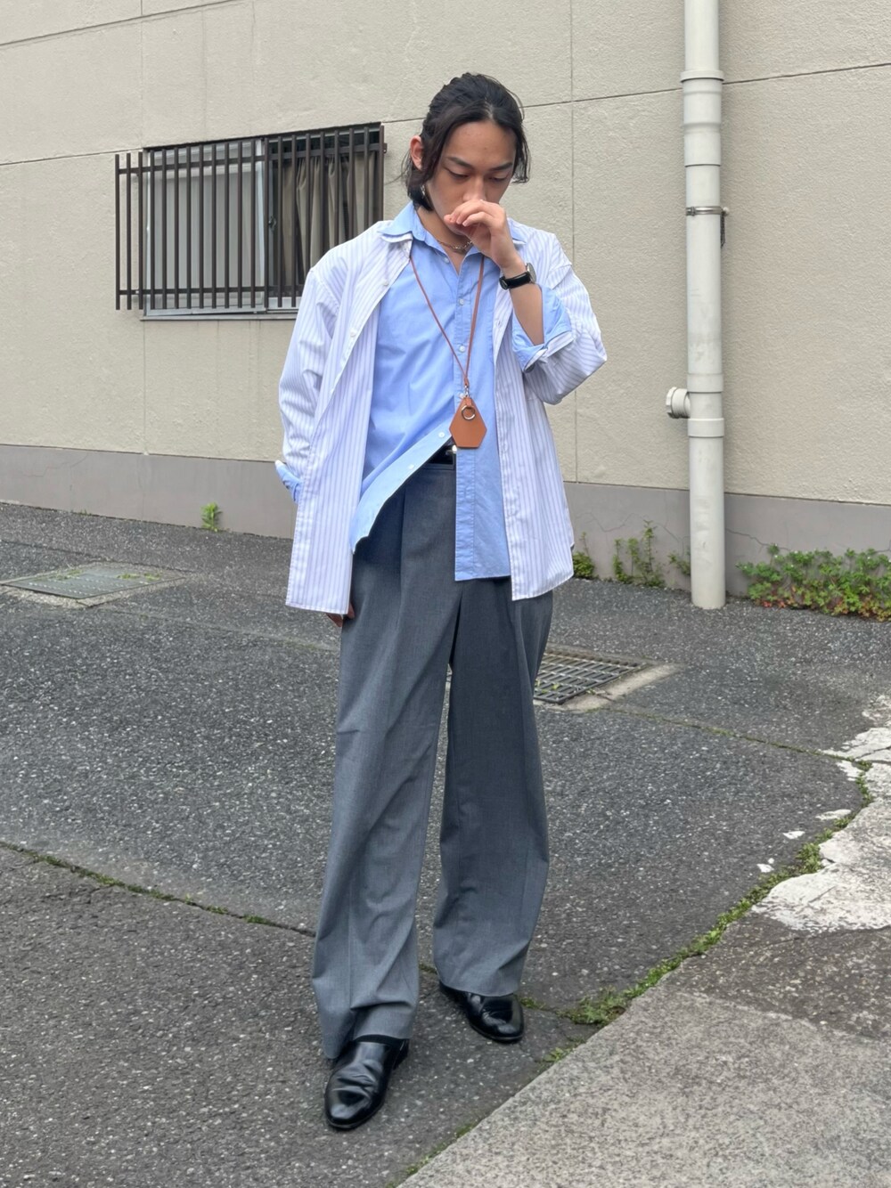 「最近のいい感じコーデ、レイヤードスタイル、ワイドパンツ、韓国ファッション、おでかけコーデ、デートコーデ、メンズファッション、春夏コーデ、シャツスタイル、ストライプシャツ、スラックス、革靴、シルバーアクセサリー、春コーデ、キレイめモード」｜「WYM LIDNMのTENCEL STRIPE WIDE SHIRT（シャツ/ブラウス、ホワイト系）」を使った、はると / プチプラ×差別化・一癖さん（骨格ナチュラル・メンズ・166cm）の春コーディネートの1枚目の写真