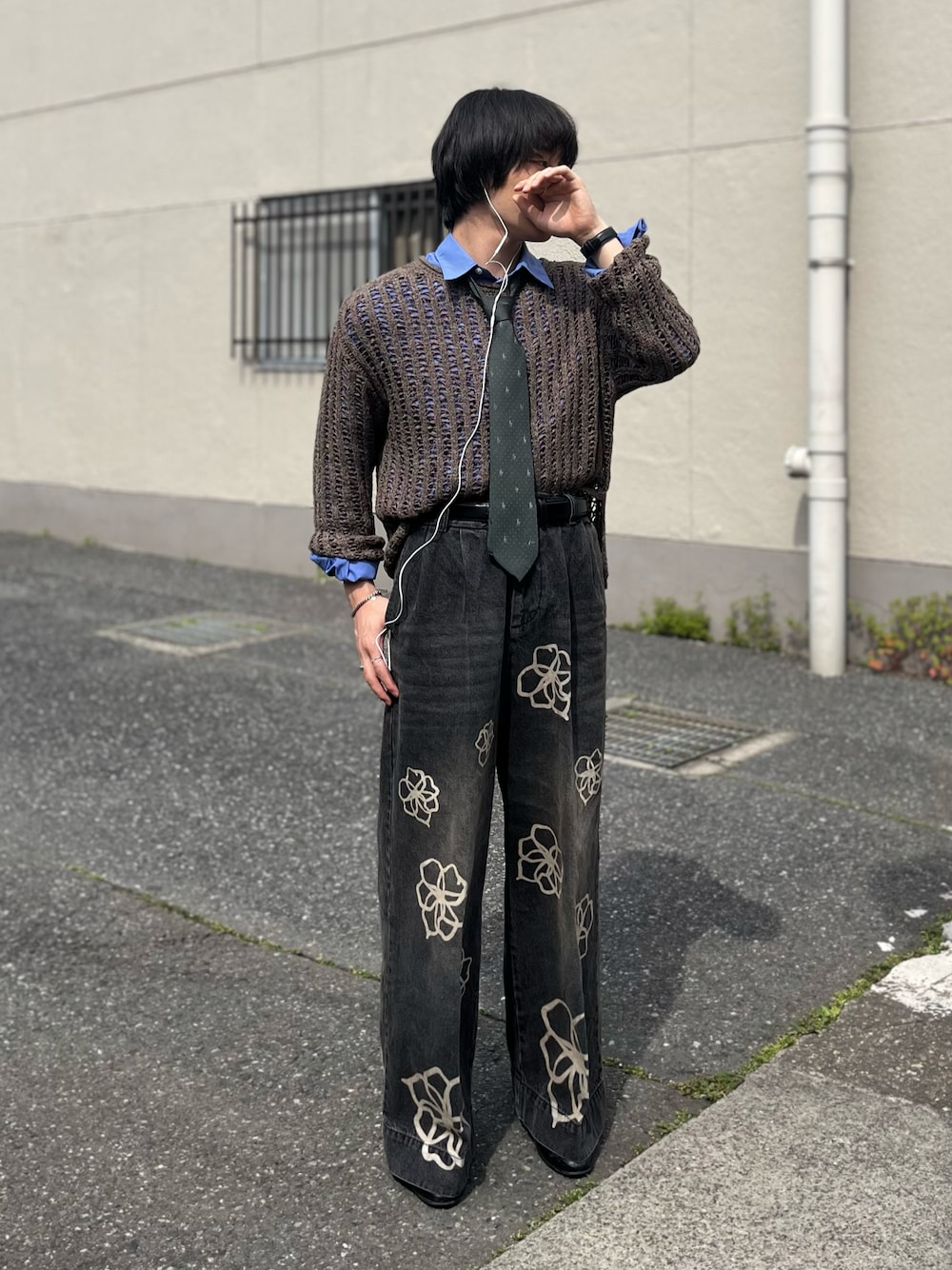 「アメカジ、ワイドパンツ、シャツスタイル、雨の日コーデ、夏コーデ、おでかけコーデ、デートコーデ、メンズファッション、キレイめモード、春夏コーデ、メッシュニット、ネクタイ、デニムパンツ、革靴、シルバーアクセサリー」｜「Daniel WellingtonのCLASSIC SHEFFIELD 36MM（アナログ腕時計、ブラック系）」を使った、はると / プチプラ×差別化・一癖さん（骨格ナチュラル・メンズ・166cm）の春コーディネートの1枚目の写真
