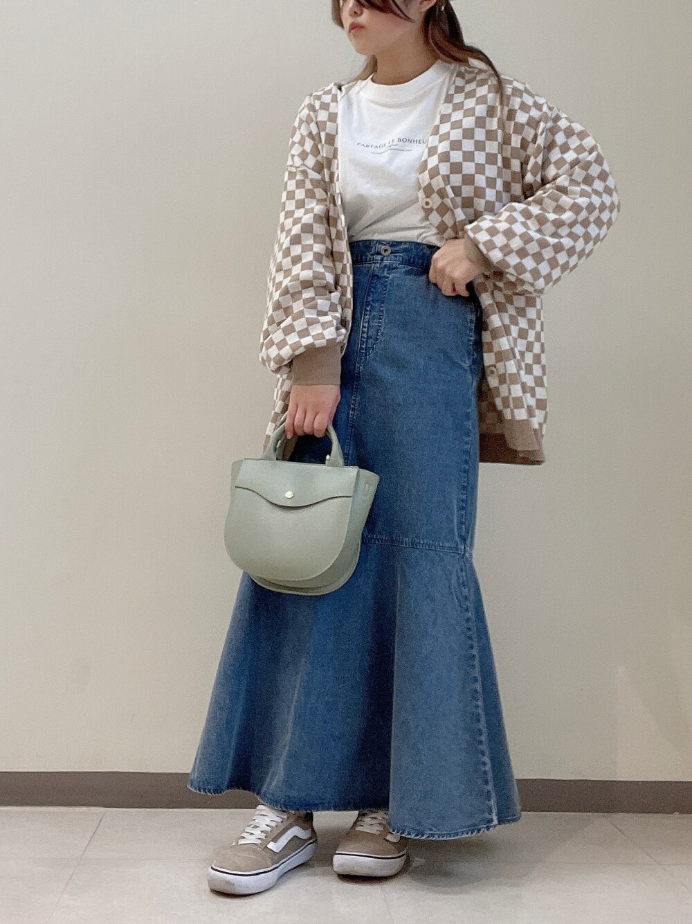 「大人カジュアル、ロングスカート、マーメイドスカート、チェッカー柄、カーディガン、ロゴT、カジュアル」｜「Green　Parksの・SUGAR SPOON チェッカーガラニットカーデ（カーディガン/ボレロ、ベージュ系）」を使った、きょんさんさん（レディース・155cm）の冬コーディネートの1枚目の写真