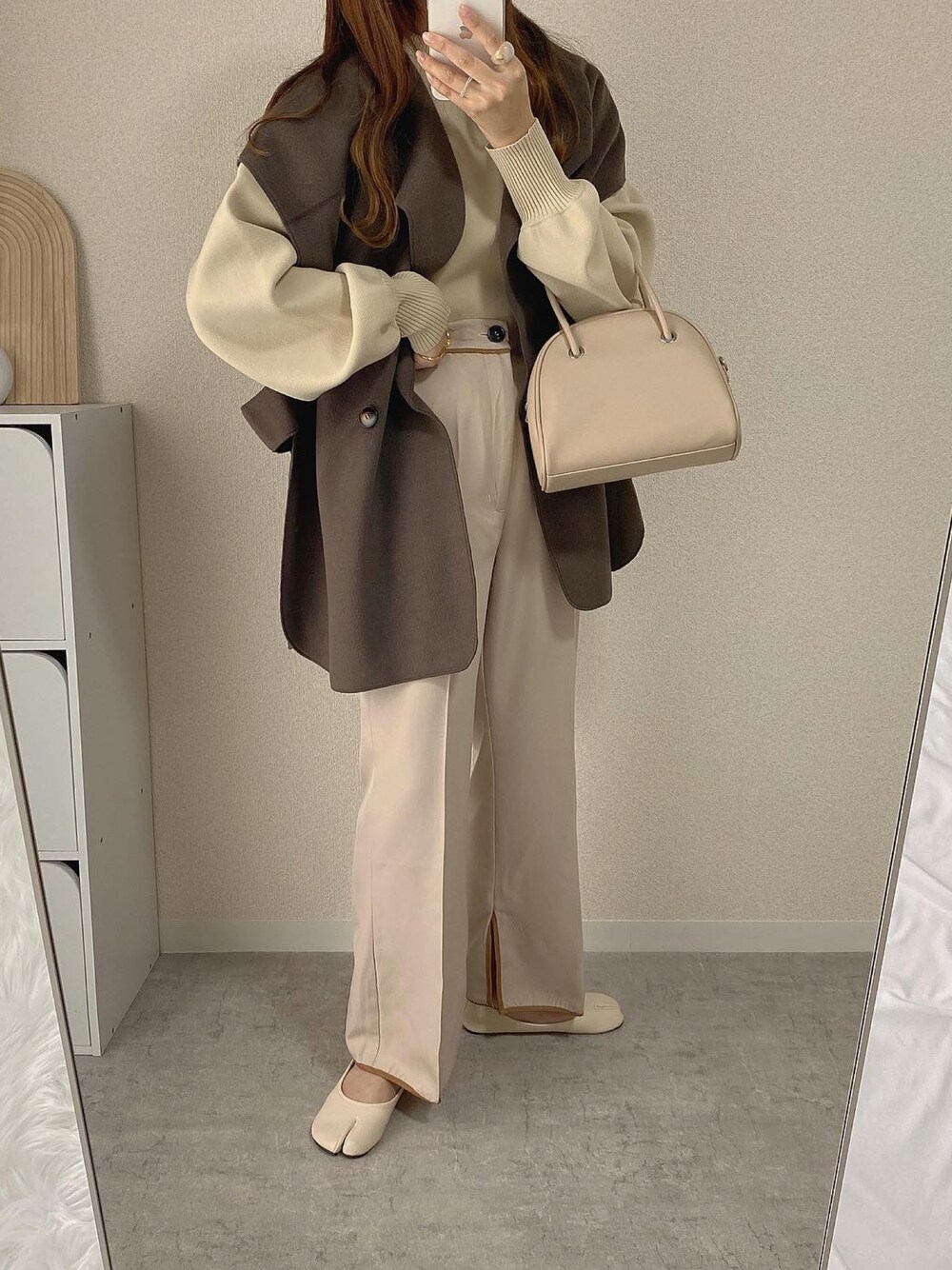 「秋のコーデ、秋トレンド2021、ベスト、ジレ、パンツスタイル、フレアパンツ、DONOBAN、秋冬コーデ、プチプラ、プチプラコーデ、淡色コーデ、ママコーデ、淡色女子、ママファッション、レイヤードスタイル」｜「VANNIE Uのリングスナップニットブルゾン（カーディガン/ボレロ、ホワイト系）」を使った、kokoさん（レディース・158cm）の秋コーディネートの1枚目の写真