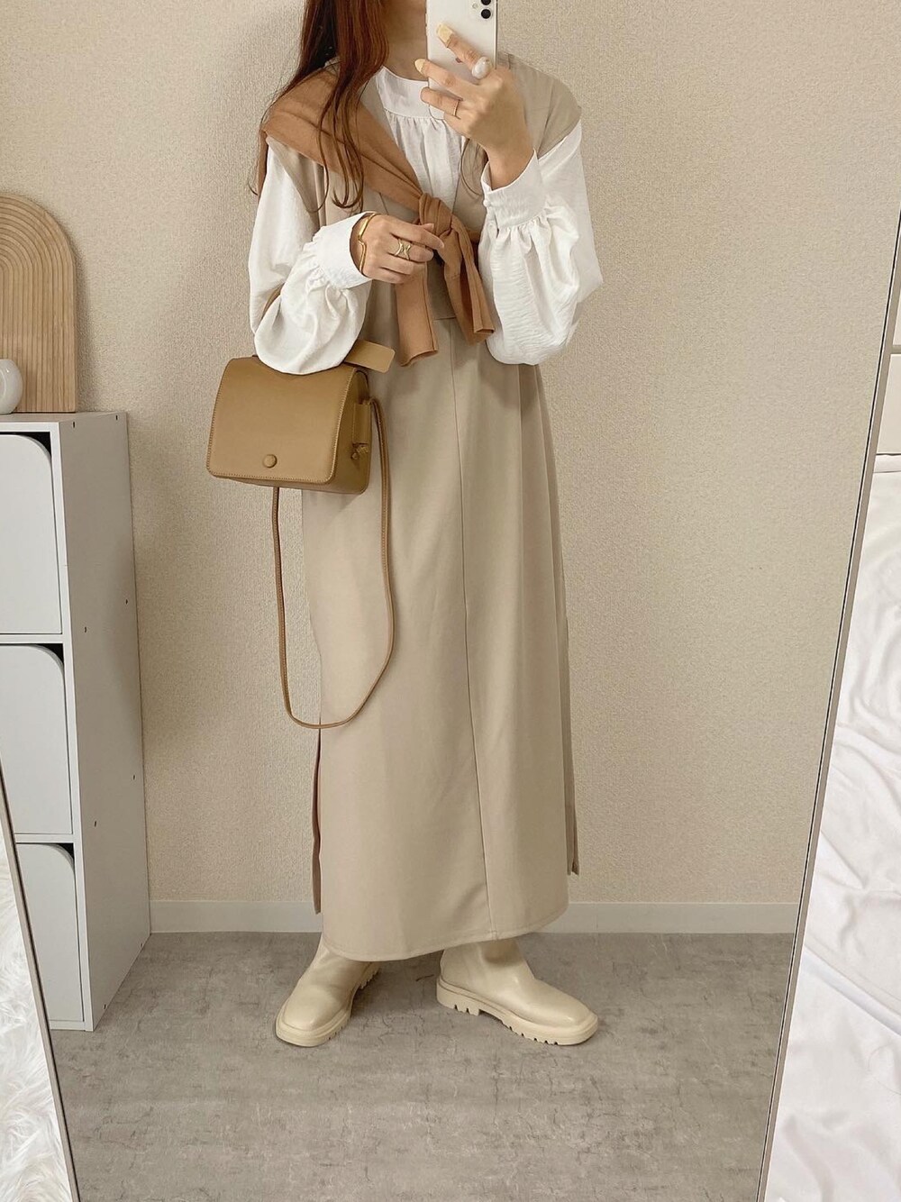 「秋服、レイヤードスタイル、シンプル、ワントーンコーデ、ブーツ、ショートブーツ、ワンピース、ワンピースコーデ、ベージュコーデ、淡色コーデ、淡色女子、大人女子、オトナカジュアル、大人カジュアル、秋冬コーデ」｜「UNIQLOのuvカットスーピマコットンVネックカーディガン(長袖)990円（カーディガン/ボレロ、ブラウン系）」を使った、kokoさん（レディース・158cm）の秋コーディネートの1枚目の写真
