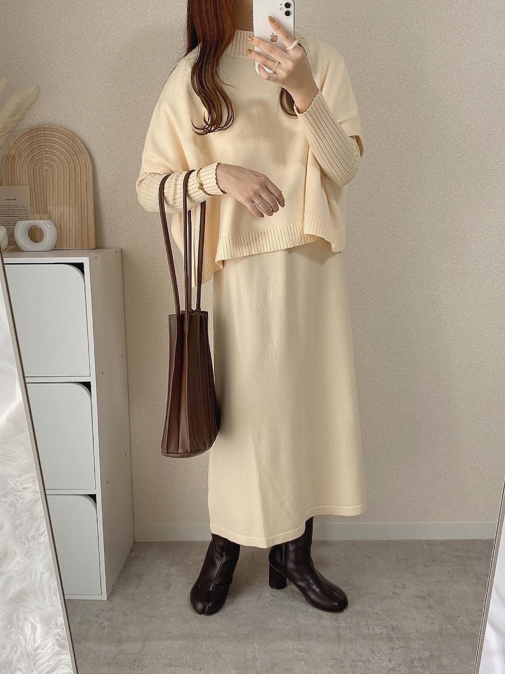 「だから秋服が好き、秋のコーデ、大人カジュアル、シンプルコーデ、ニット、ニットワンピース、ホワイトコーデ、ワントーンコーデ、レイヤードスタイル、ママコーデ」｜「Babの《2点SET》ケープトップ＆リブニットワンピース（ワンピース、ホワイト系）」を使った、kokoさん（レディース・158cm）の秋コーディネートの1枚目の写真