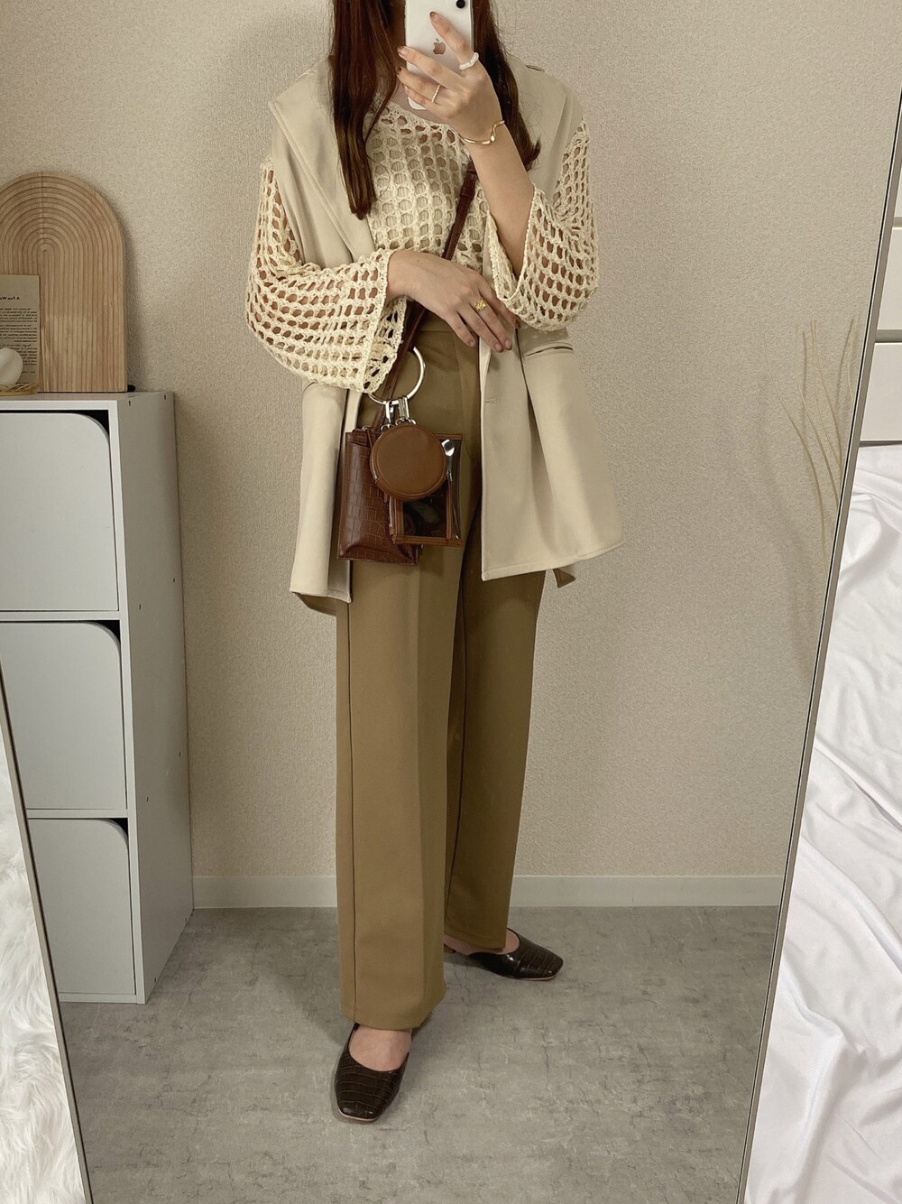 「大人カジュアル、ビッグシルエット、秋のコーデ、パンツスタイル、ママコーデ、プチプラ、プチプラコーデ、淡色コーデ、ベージュ、ワントーンコーデ、レイヤードスタイル」｜「しまむらのアイテム（ショルダーバッグ、ブラウン系）」を使った、kokoさん（レディース・158cm）の秋コーディネートの1枚目の写真