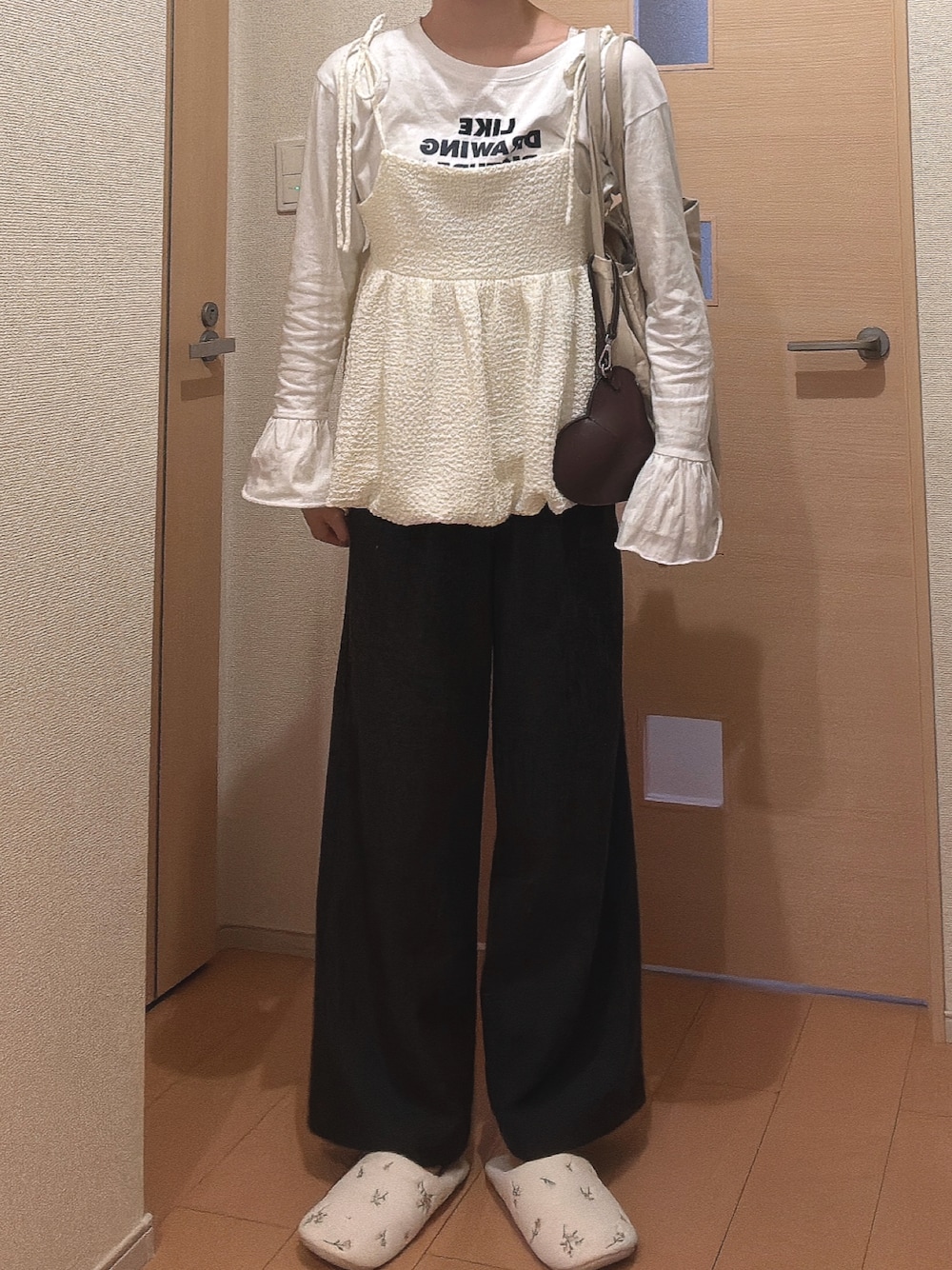 「レイヤードスタイル、パンツコーデ、スラックス、スラックスパンツ、バルーンビスチェ、ロゴT、フレア、今日のコーデ、カジュアル、カジュアルコーデ、きれいめカジュアル、シンプルコーデ、シンプル、ビスチェ、シンプルカジュアル」｜「Ungridの【WEB限定】バルーンデザインジャカードキャミ（キャミソール、ホワイト系）」を使った、ゆうかさん（レディース・160cm）の夏コーディネートの1枚目の写真
