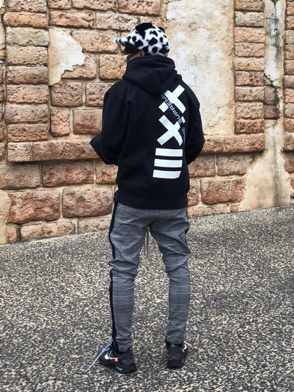 「スニーカー、NIKE、OFF-WHITE、nikeoffwhite、セバントゥア、rovtski、チェックパンツ、ストリート、ストリートコーデ、海外風コーデ、休日スタイル、冬コーデ」｜「NIKEのアイテム（スニーカー、ブラック系）」を使った、macho【まっちょー】さん（メンズ・170cm）の冬コーディネートの1枚目の写真