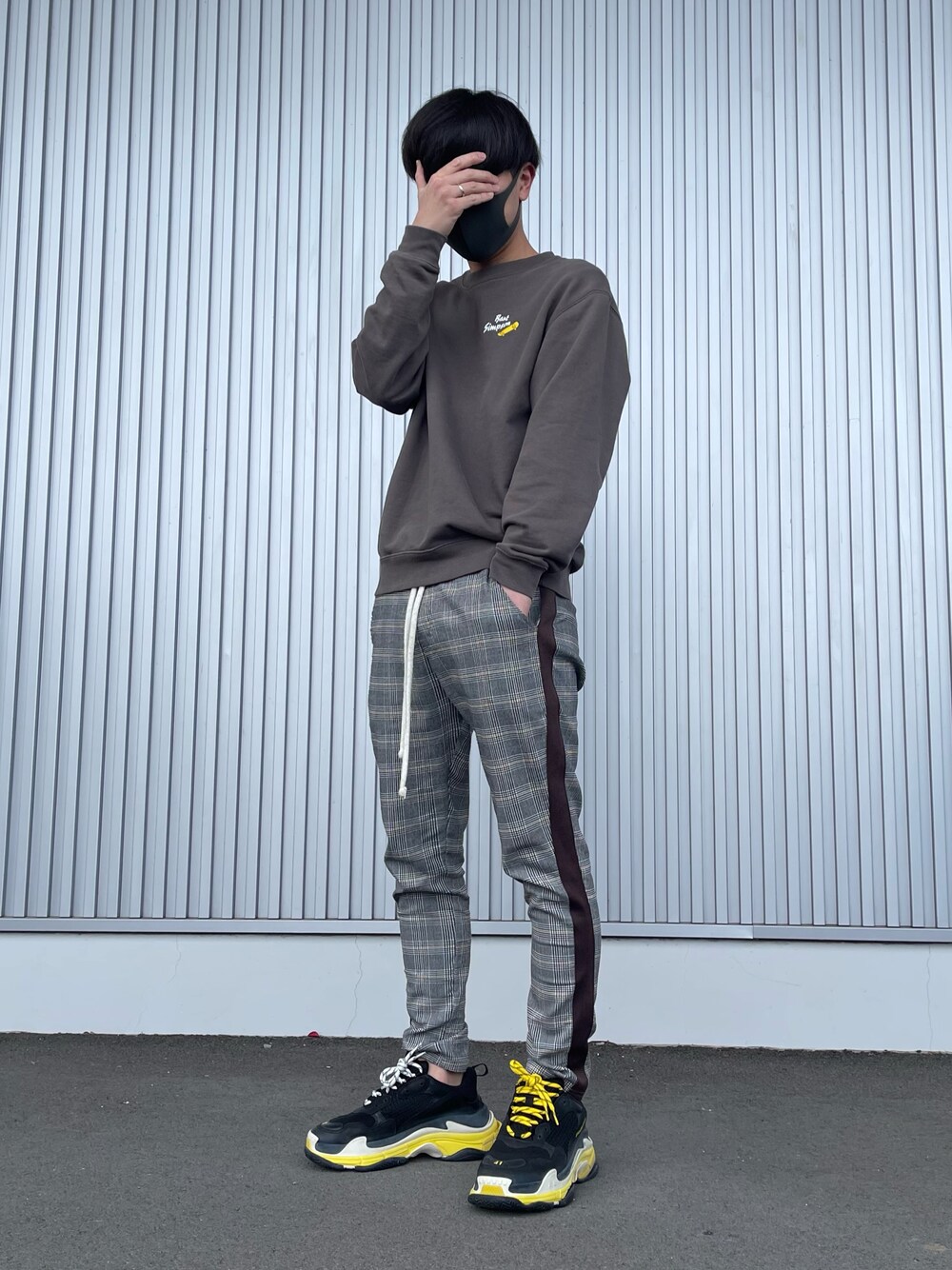 「スニーカー、おしゃれさんと繋がりたい、BALENCIAGA、rovtski、thesimpsons、ストリート、ストリートコーデ、茶色系、秋冬コーデ、ラフ、ファッションの力を信じよう、神アイテム」｜「rovtskiのアイテム（スウェットパンツ、ブラウン系）」を使った、macho【まっちょー】さん（メンズ・170cm）の冬コーディネートの1枚目の写真