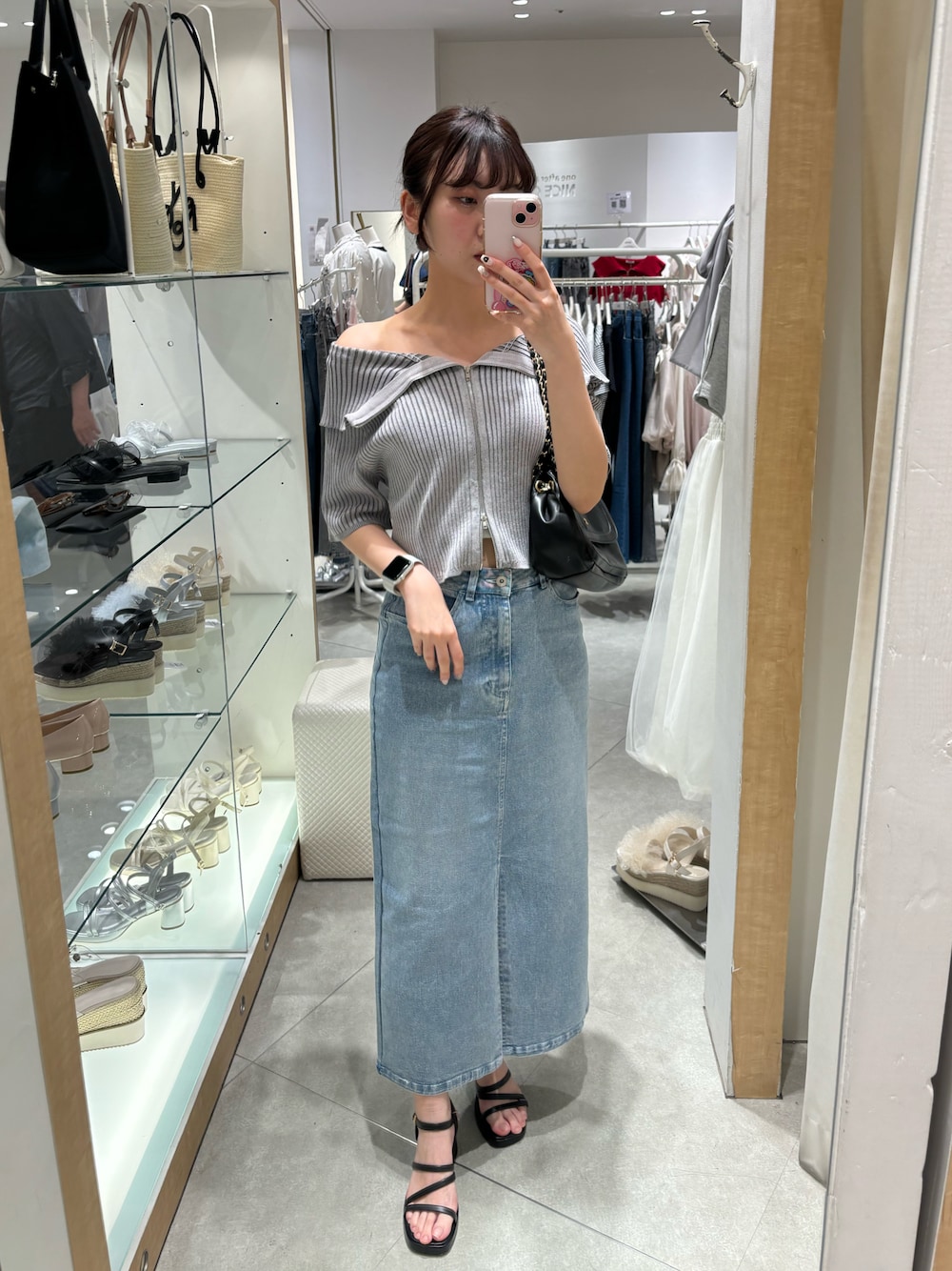 「ナイスクラップ、ジップアップニット、グレーコーデ、デニム、デニムスカート、デニムスカートロング丈、オトナ女子、カジュアルコーデ、トレンド」｜「one after another NICE CLAUPの【OTONA NICE】デニムスカート/SML展開（デニムスカート、ブルー系）」を使った、きよみさん（レディース・158cm）の春コーディネートの1枚目の写真