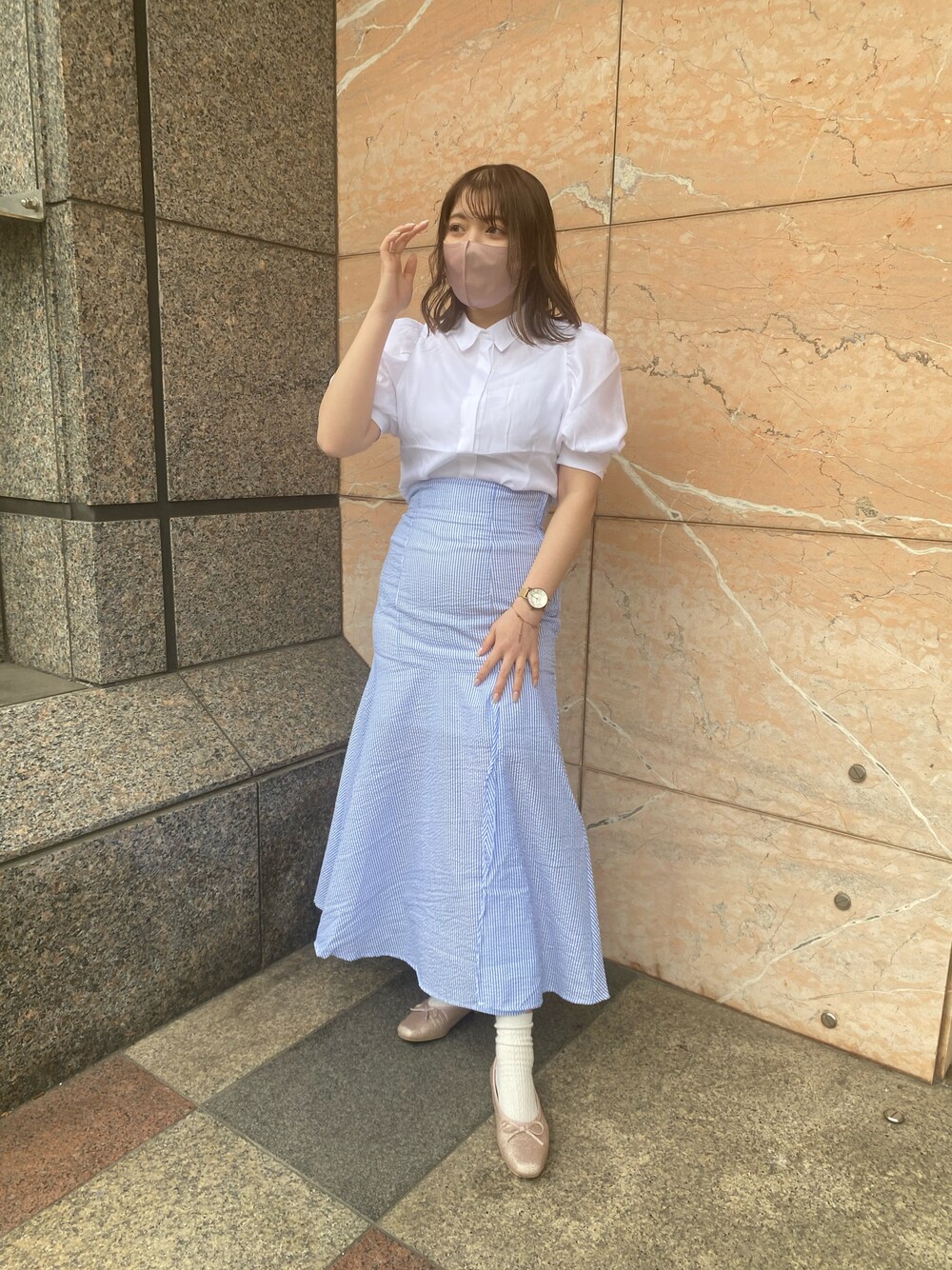 ホワイト系のシャツ/ブラウス、ブルー系のスカートを着用したレディースの春コーディネートの1枚目の写真