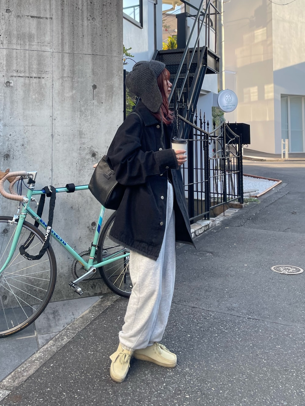 ブラック系のトートバッグを着用したレディースの秋コーディネートの1枚目の写真