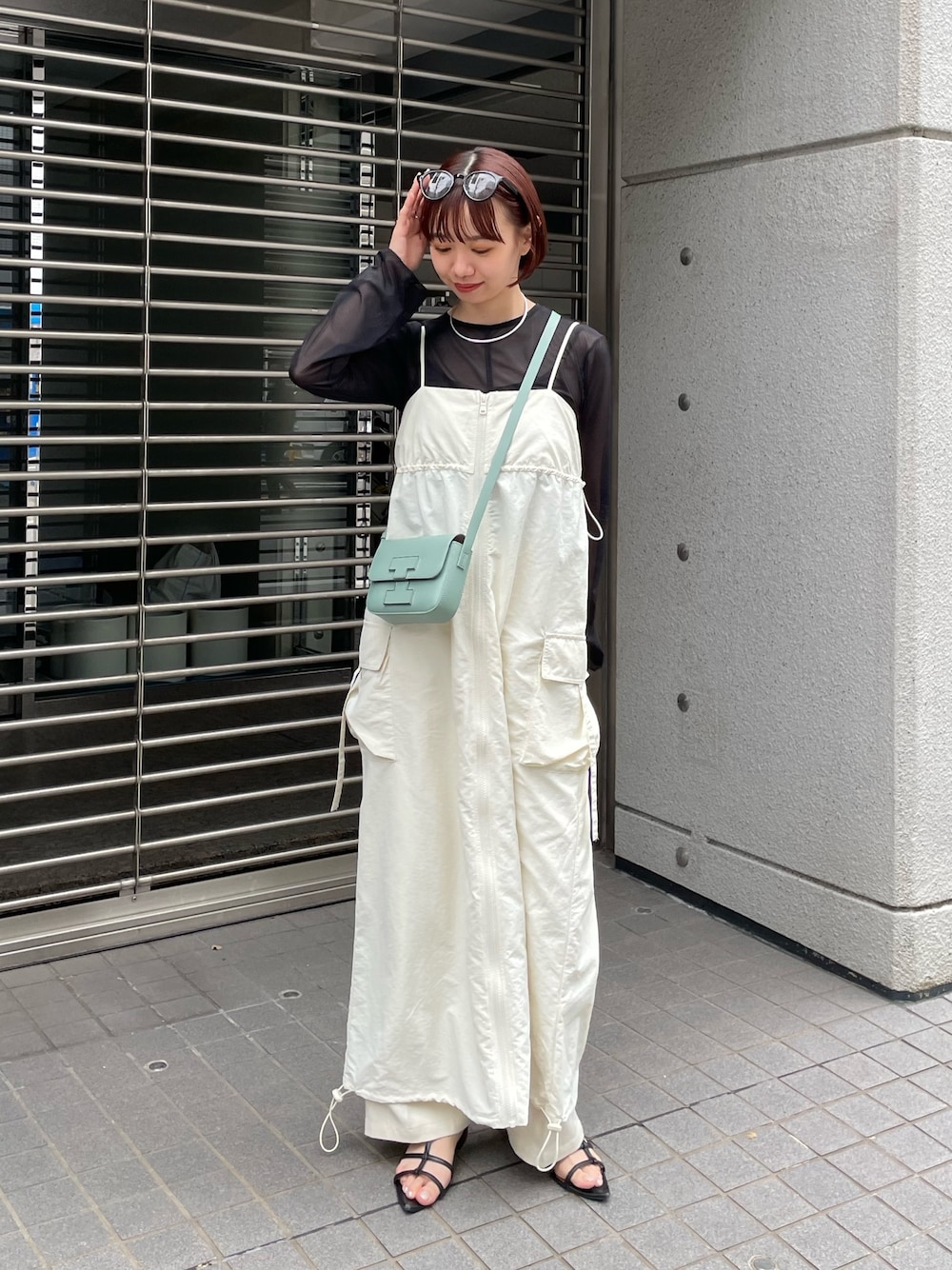 「キャミワンピ、モノトーン、お出かけコーデ、レイヤードスタイル、デートコーデ、メガネ女子、春夏コーデ、スポーツミックス、ワンピース、シアートップス、モード、シンプルコーデ、きれいめカジュアル、サングラス、モノトーンコーデ」｜「IACUCCIの【予約】アバ XS SD RUGA（ショルダーバッグ、グリーン系）」を使った、minoriさん（レディース・151cm）の春コーディネートの1枚目の写真