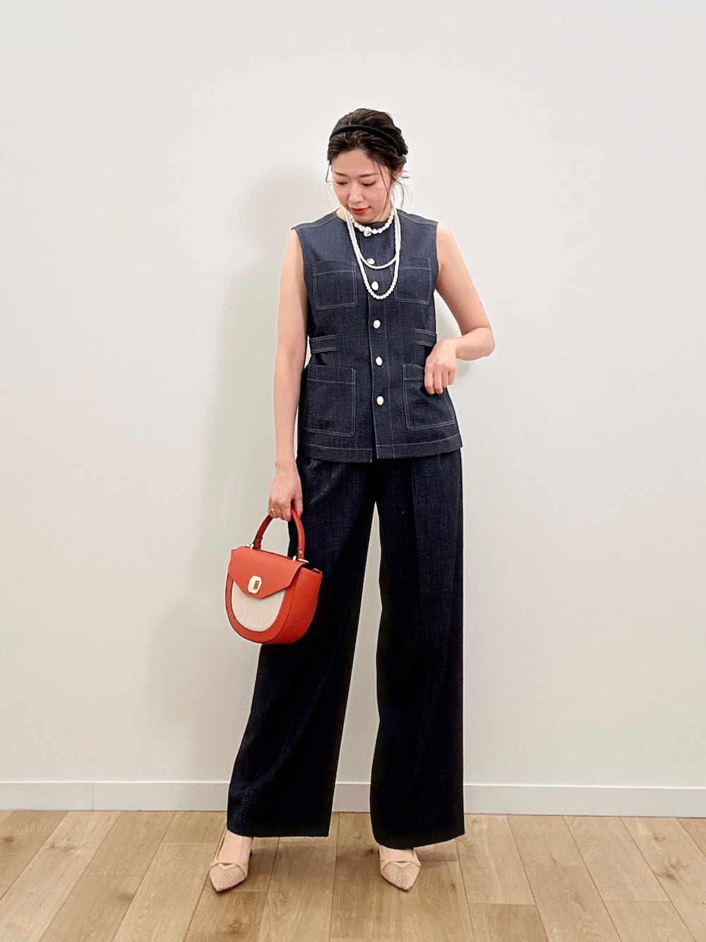 「オトナカジュアル、パンツコーデ、春先取り、デニムオンデニム、セットアップ、ジレ、アナイ(ANAYI)」｜「ANAYIの【セットアップ対応商品】オックスストレッチポケットジレ（その他アウター、ブルー系）」を使った、Takahashi.mさん（骨格ストレート・レディース・168cm）の冬コーディネートの1枚目の写真