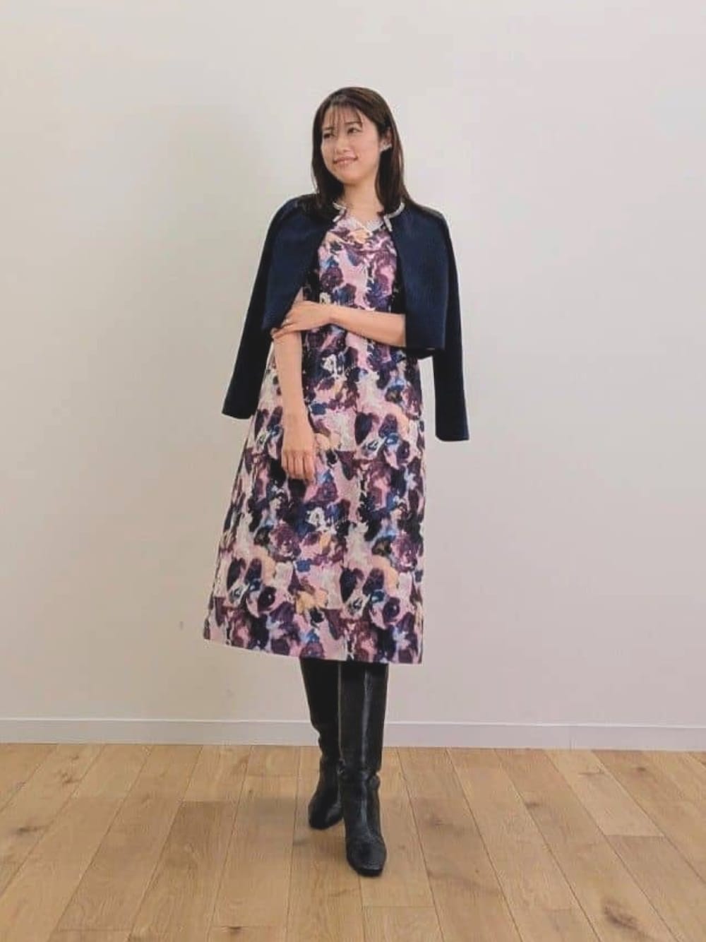 「アナイ(ANAYI)、日常に魔法を、オトナカワイイ、お出かけコーデ、ワンピース、大人女子、キレイめ、デートコーデ、オケージョン、高身長女子、骨格ストレート、ブルベ冬」｜「ANAYIのオーロラジャガードＶネック ワンピース（ワンピース、パープル系）」を使った、Takahashi.mさん（レディース・168cm）の秋コーディネートの1枚目の写真